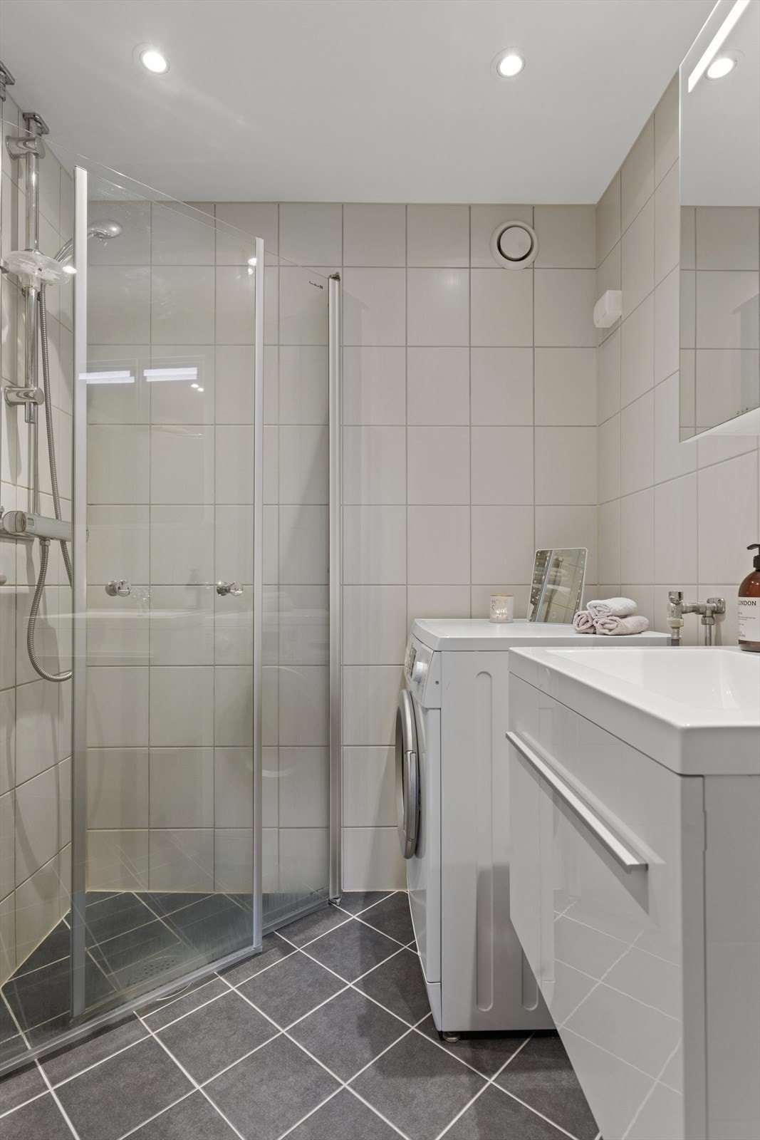 Det er opplegg for vaskemaskin på baderommet. Galleribilde