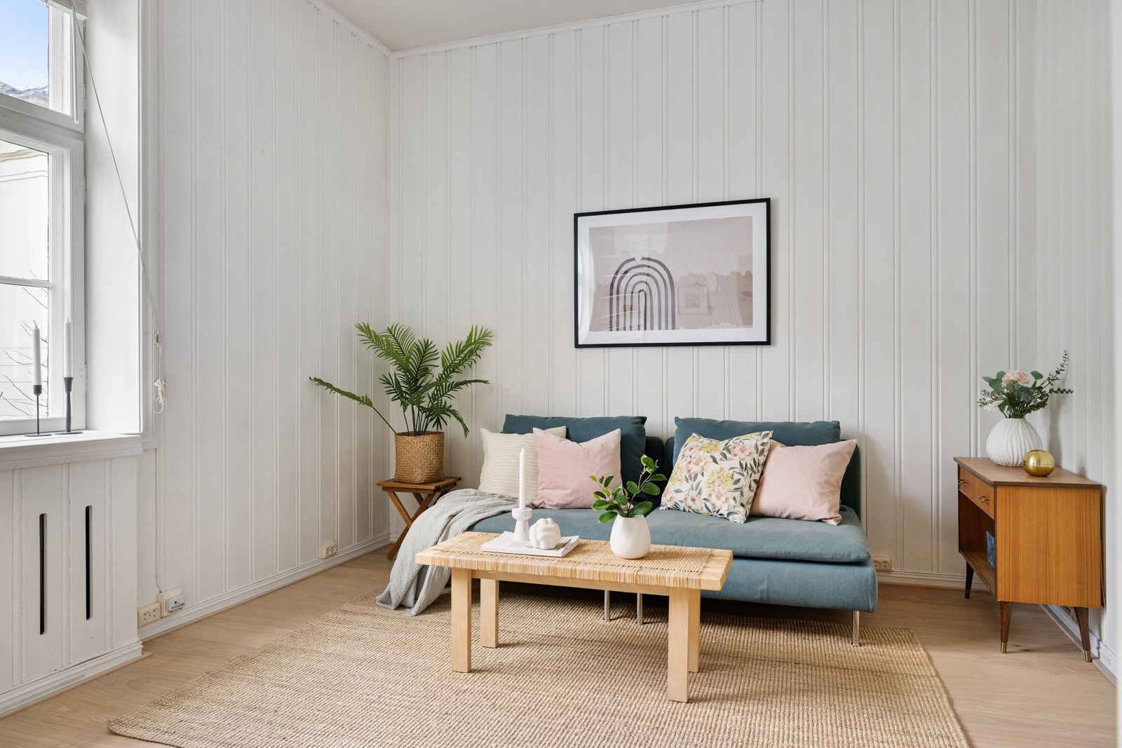 Stuen har plass til både sofagruppe og spisebord Galleribilde