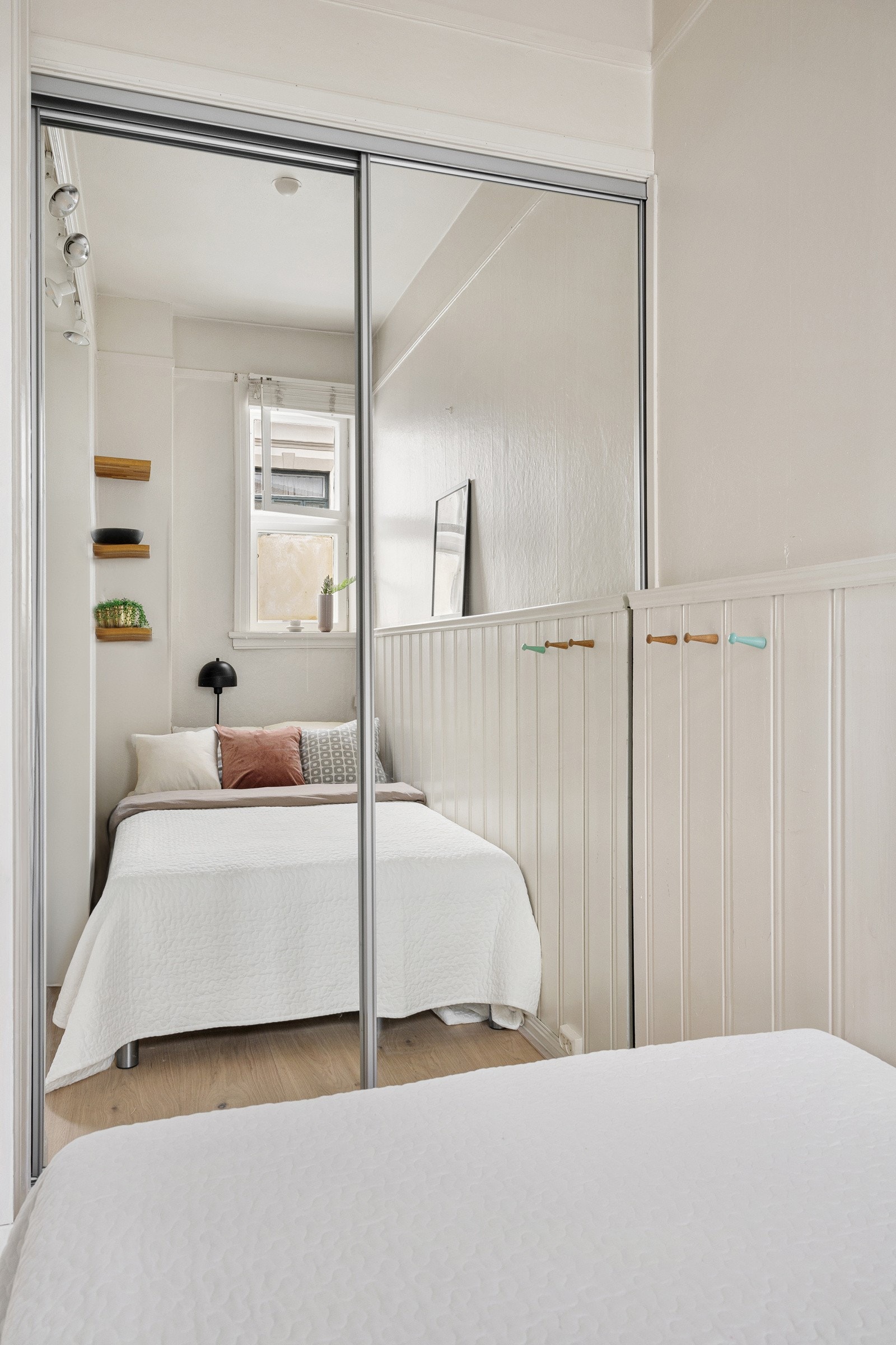 Skyvedørsgarderobe på soverommet Galleribilde