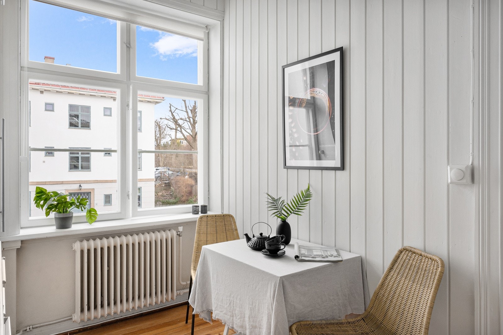 Det er plass til spisebord på kjøkkenet Galleribilde