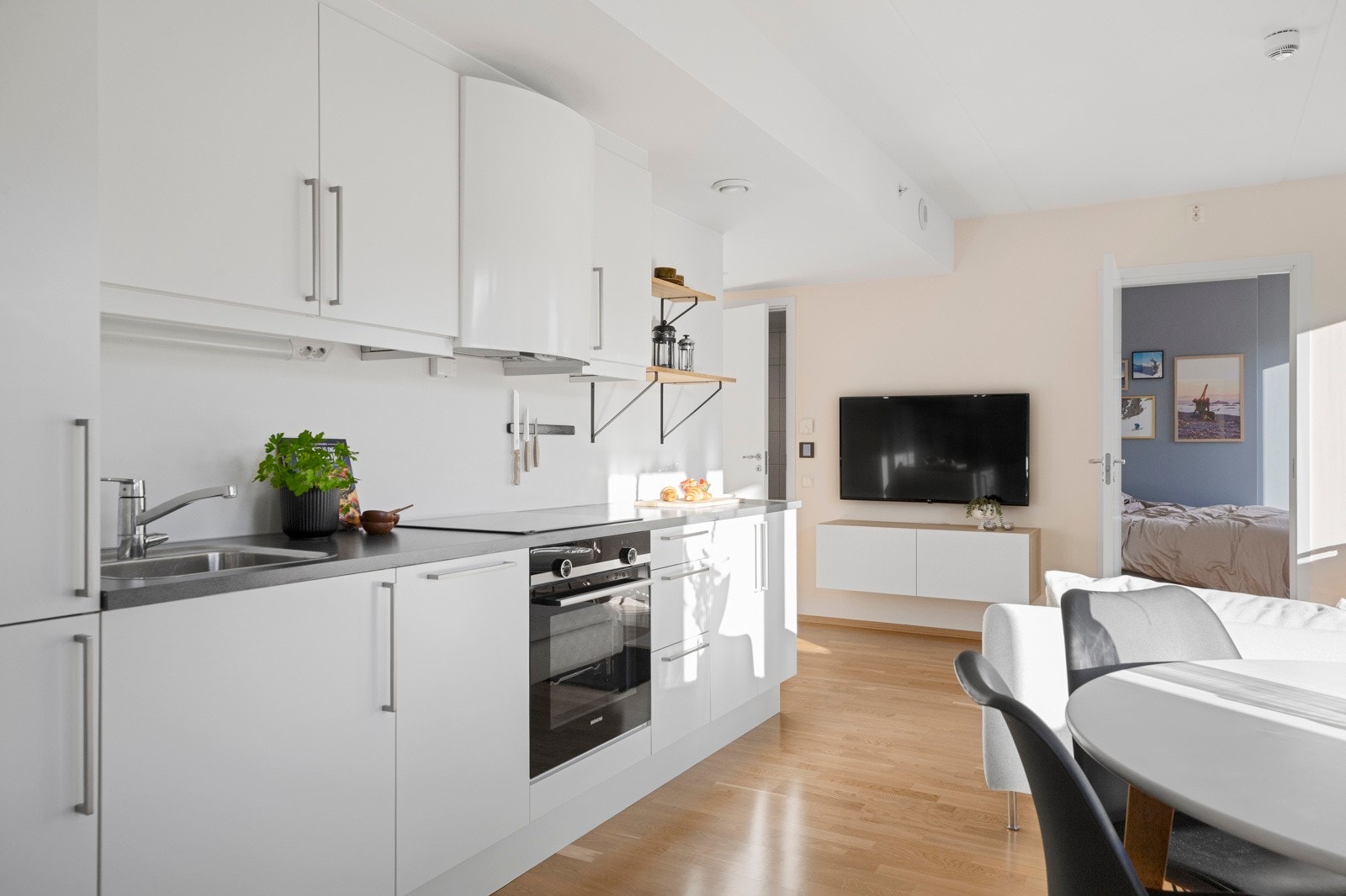 Dagens eier har oppgradert kjøkkenet med ekstra underskap og en lengre benkeplate. Galleribilde