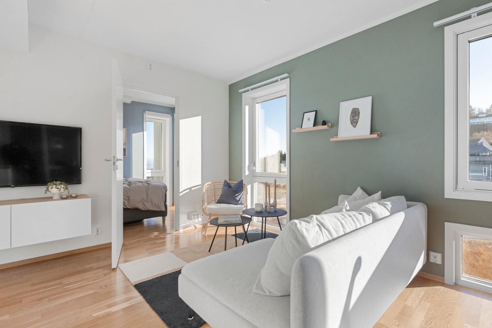 Leiligheten disponerer en privat bod på 8 kvm. Galleribilde