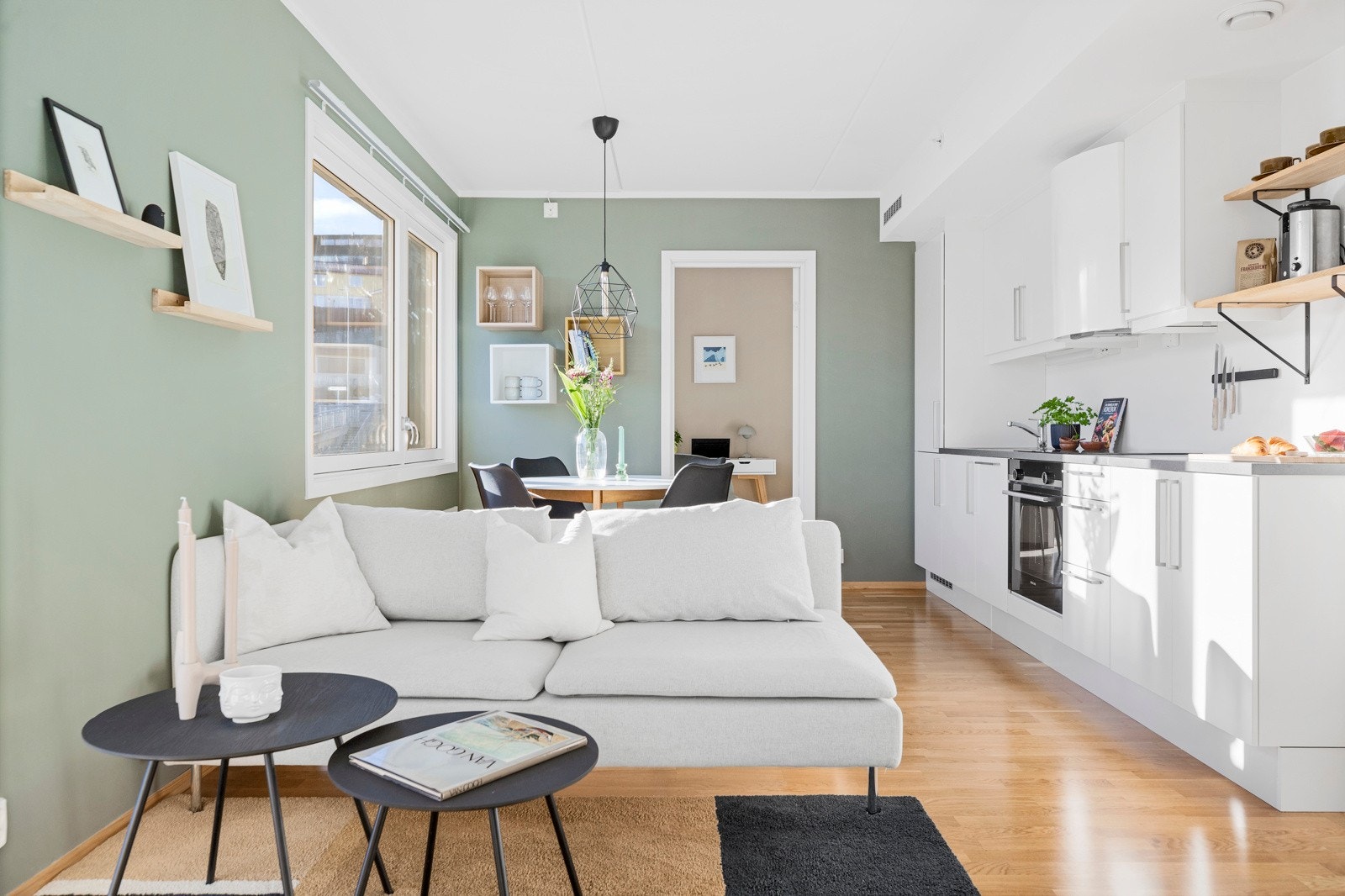 Leiligheten er utstyrt med vannbåren gulvvarme i alle rom, noe som sikrer en jevn og behagelig temperatur året rundt. Galleribilde