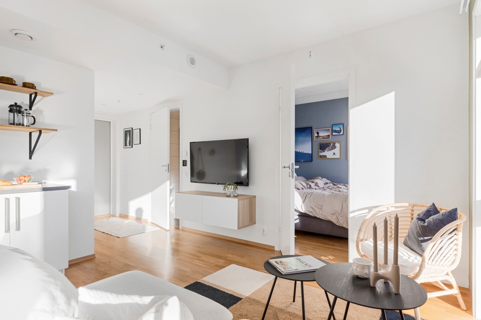 Oppholdsrommet i form av stue og kjøkken måler 19 kvm med plass til flere soner. Galleribilde