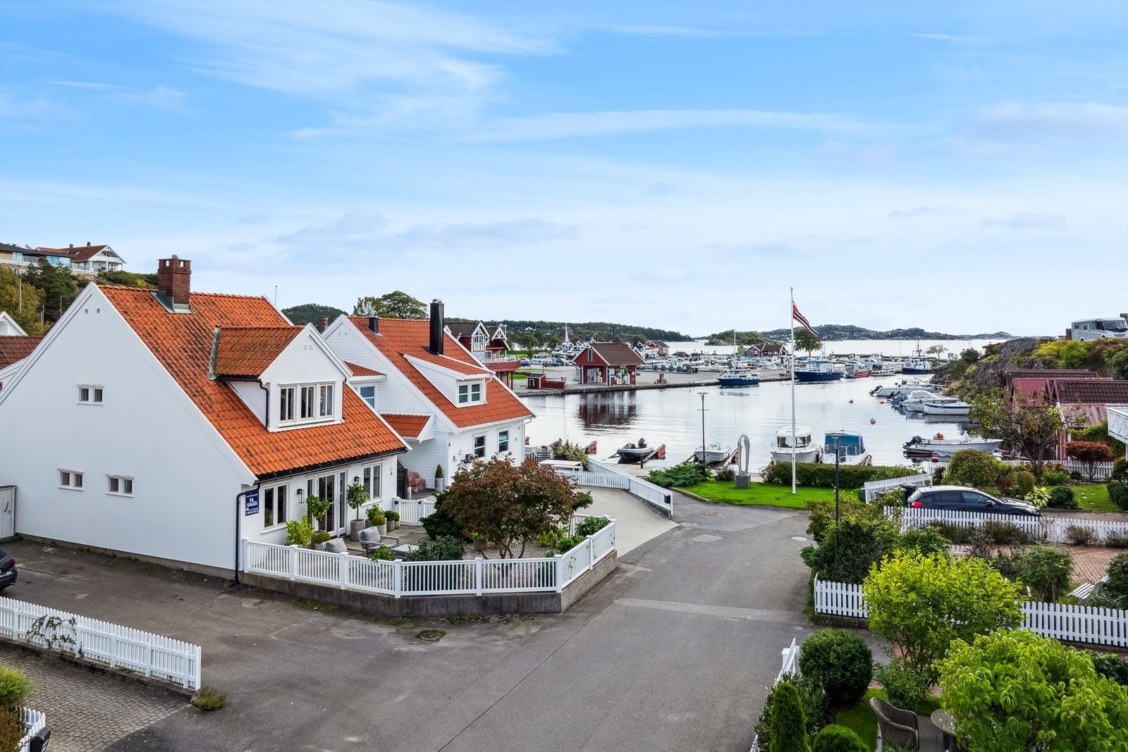 Sørmegleren/ Jon A Røsstad presenterer Hølleverven 9 - Med beliggenhet blant koselig trehusbebyggelse nær Høllens sjølinje er Sørlandsidyll den rette beskrivelsen Galleribilde