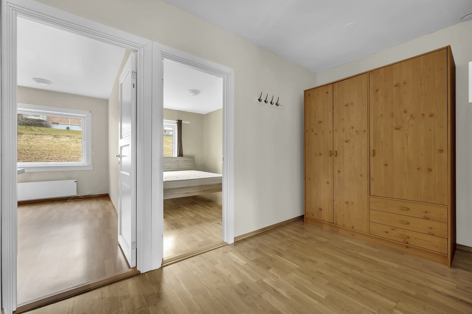 På andre siden av leiligheten finner du kjøkken og soverom 2. Disse rommene vender øst. Galleribilde