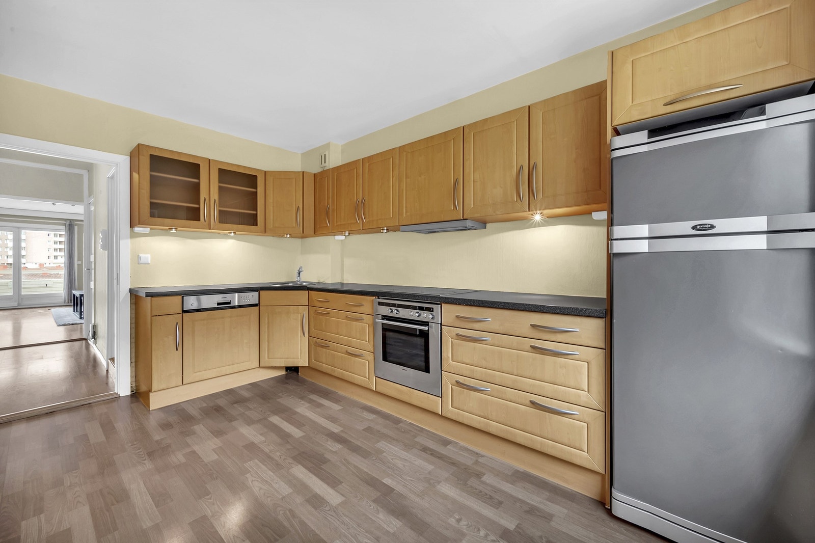 Noen av spottene under overskapene er defekte. Galleribilde