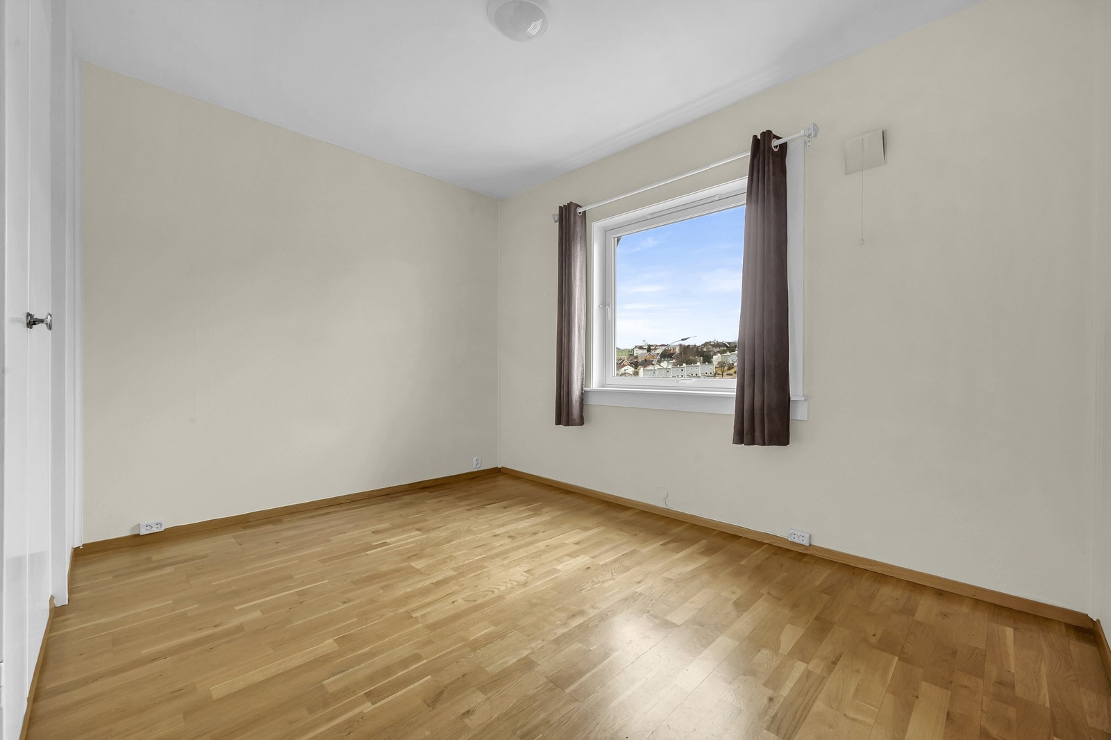 Soverom med adkomst fra stuen. Medfølgende innebygd garderobeskap. Galleribilde