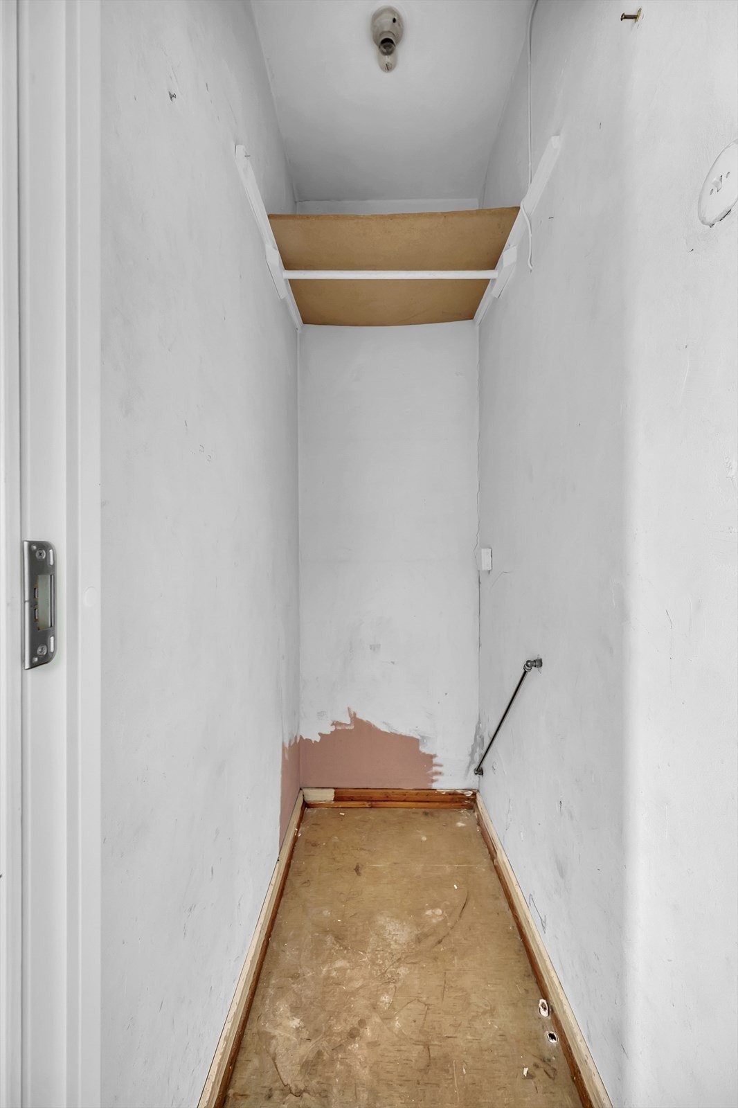 Innvendig bod mellom bad og stue. Galleribilde