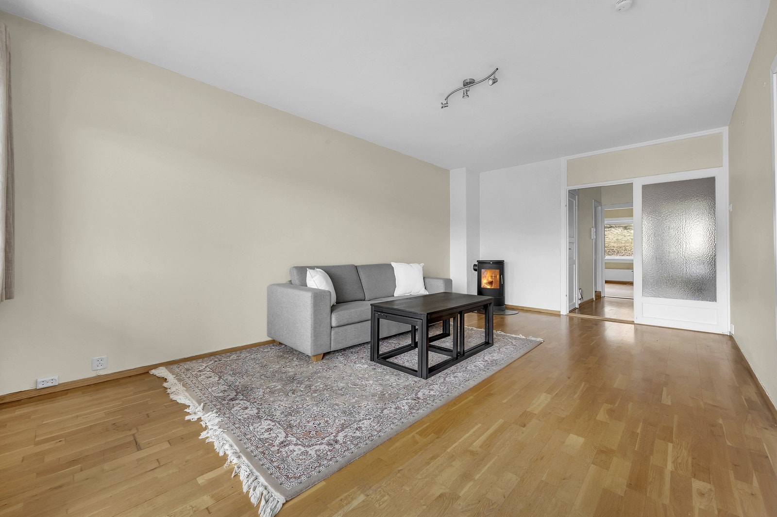 Boligen varmes opp med peis i stuen samt varmekabler på bad. Galleribilde