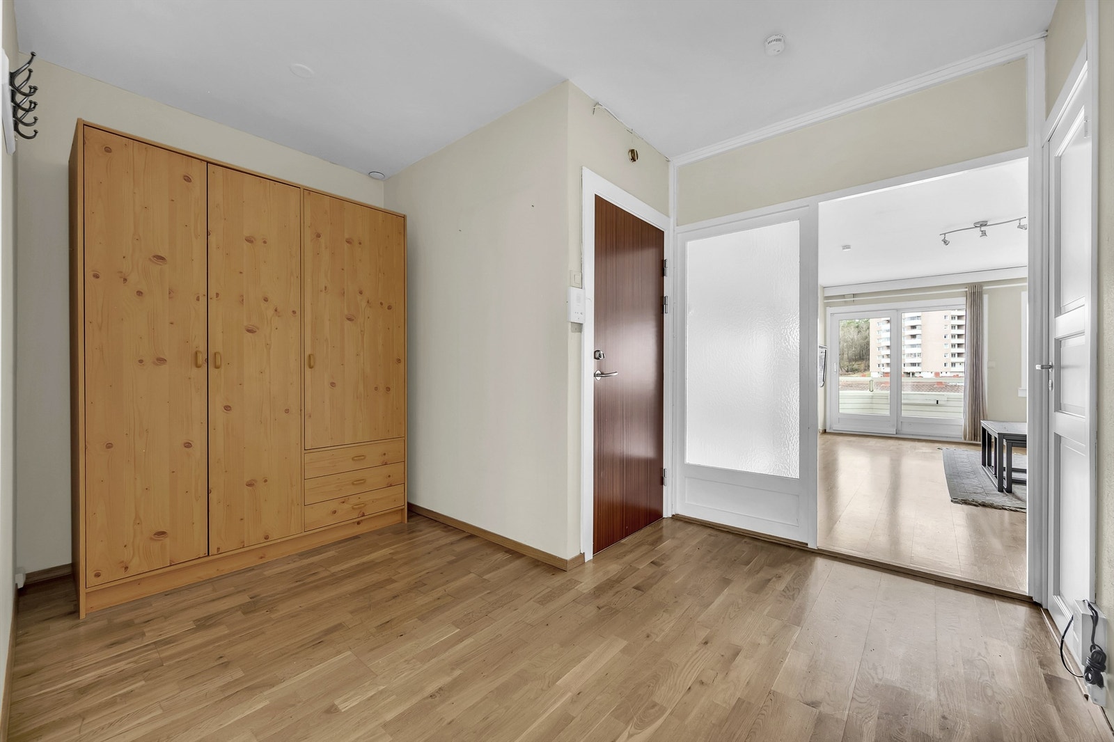 Velkommen inn. Boligen har en særdeles stor entré med god plass til diverse garderobeløsninger. Opprinnelig er plassen hvor garderoben står en bod. Galleribilde
