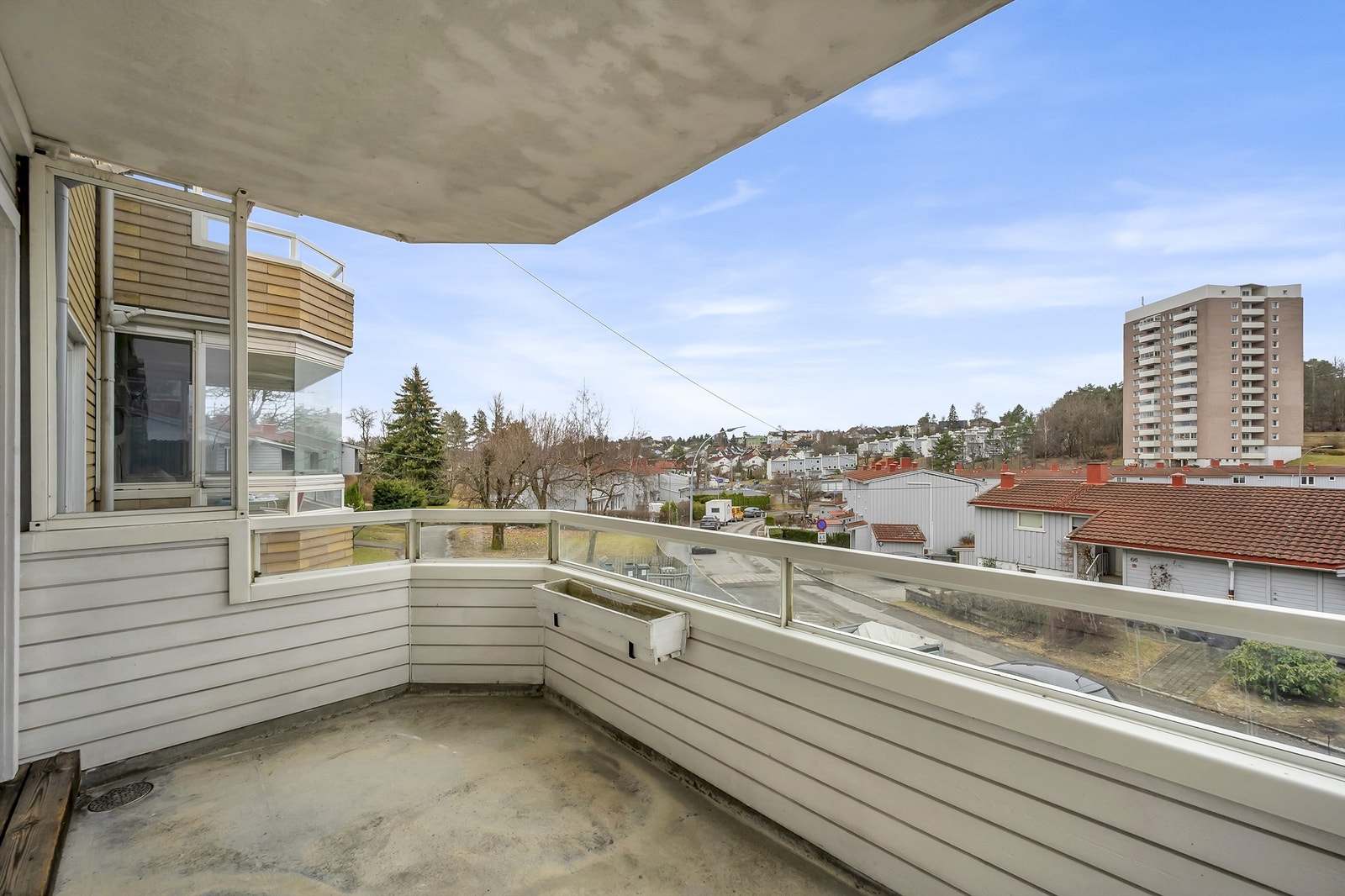 Vestvendt balkong med fint utsyn. Galleribilde