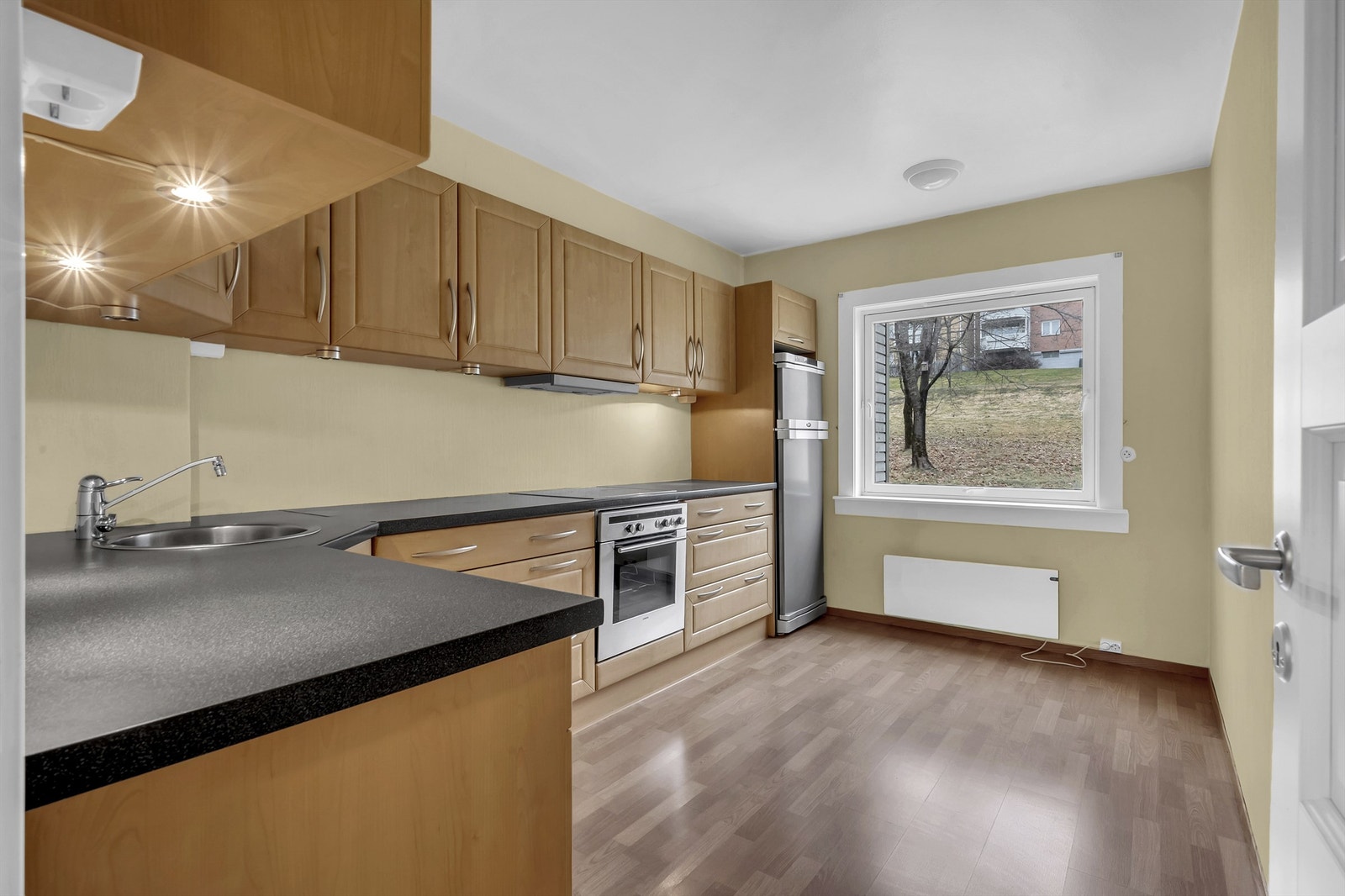 Velholdt innredning med medfølgende hvitevarer. Galleribilde