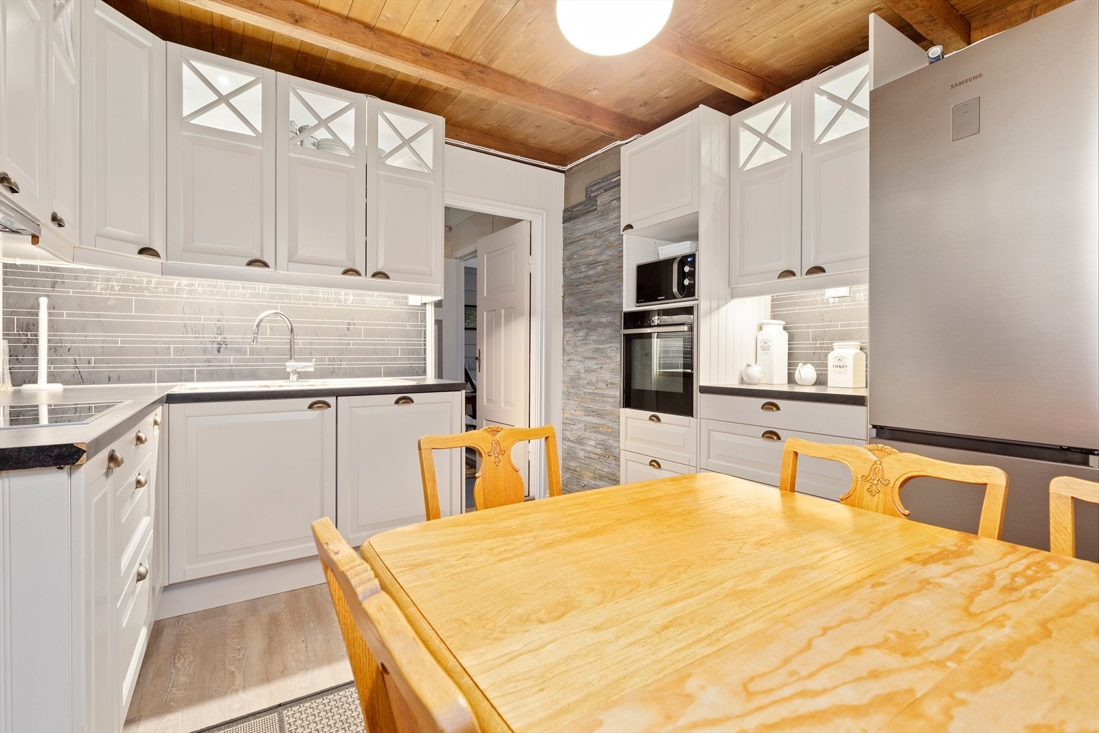 Kjøkkenet har godt med skapplass Galleribilde