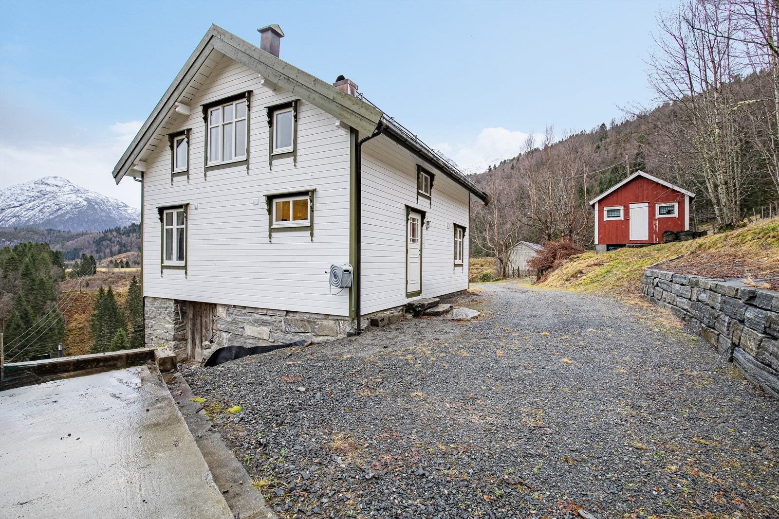 Fint tun med påbegynt garasje Galleribilde