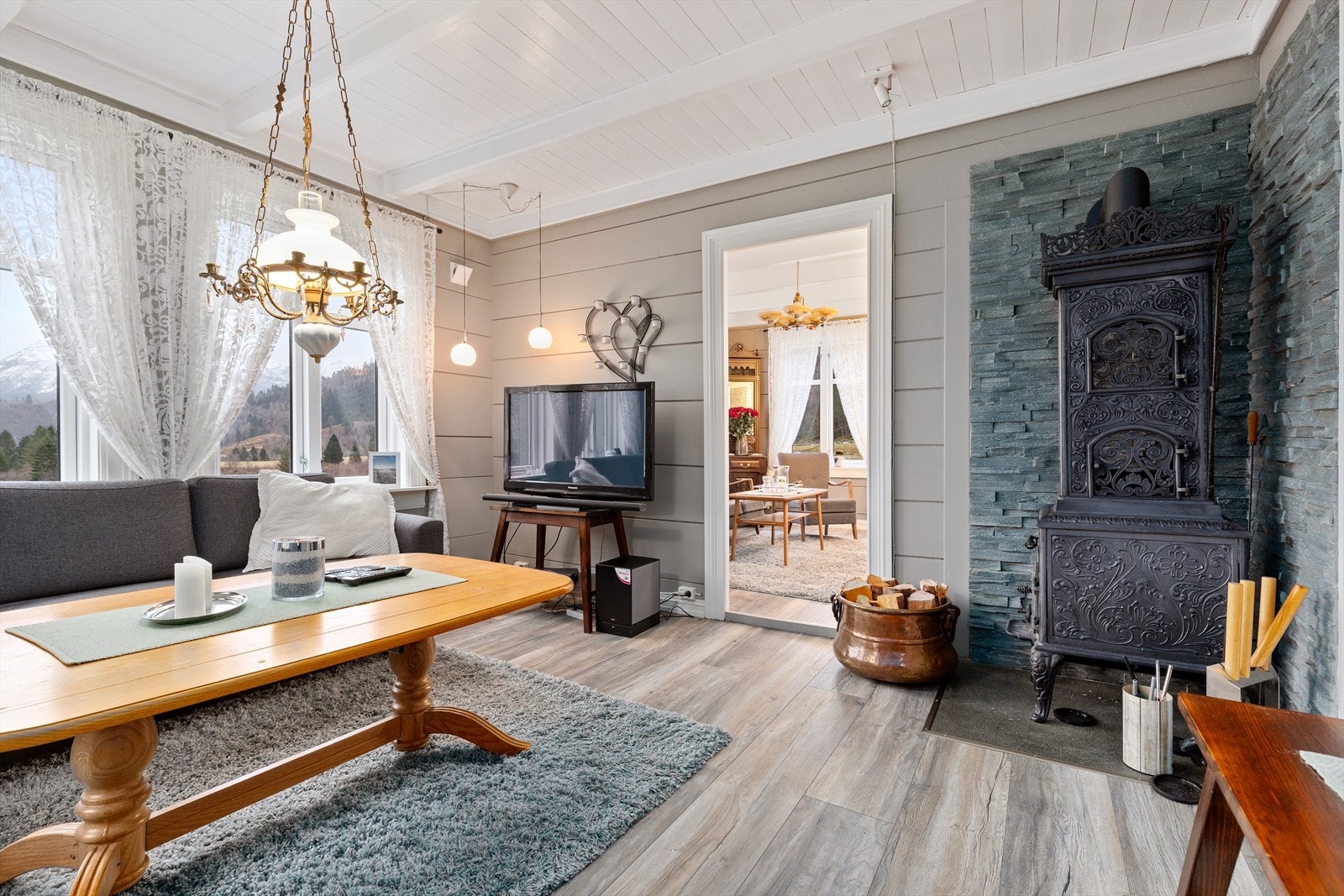 Lys stue med mye naturlig lys Galleribilde