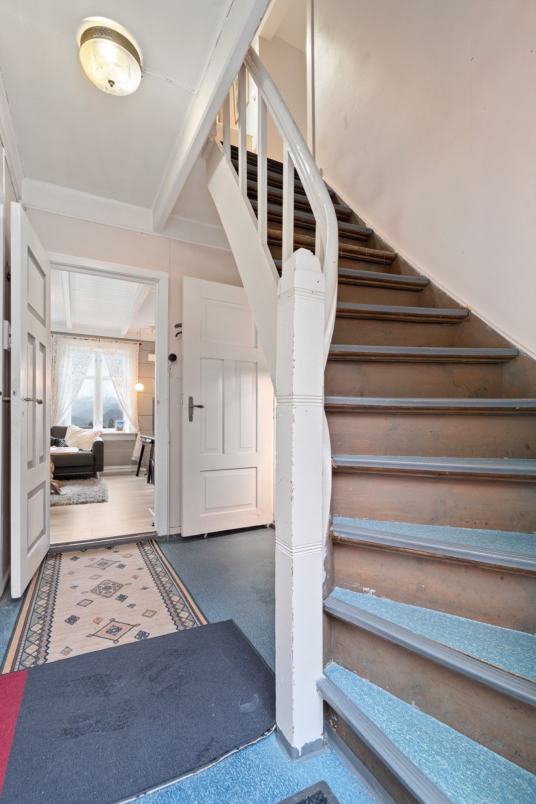 Gang med trapp opp til andre etasje Galleribilde