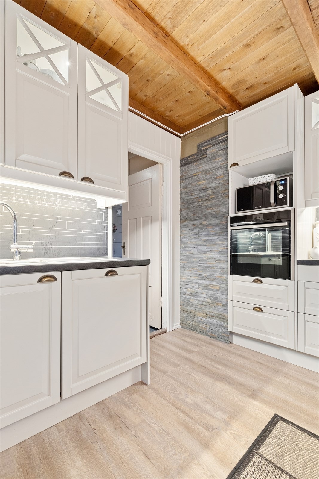 Pent kjøkken som står i stil med boligen Galleribilde