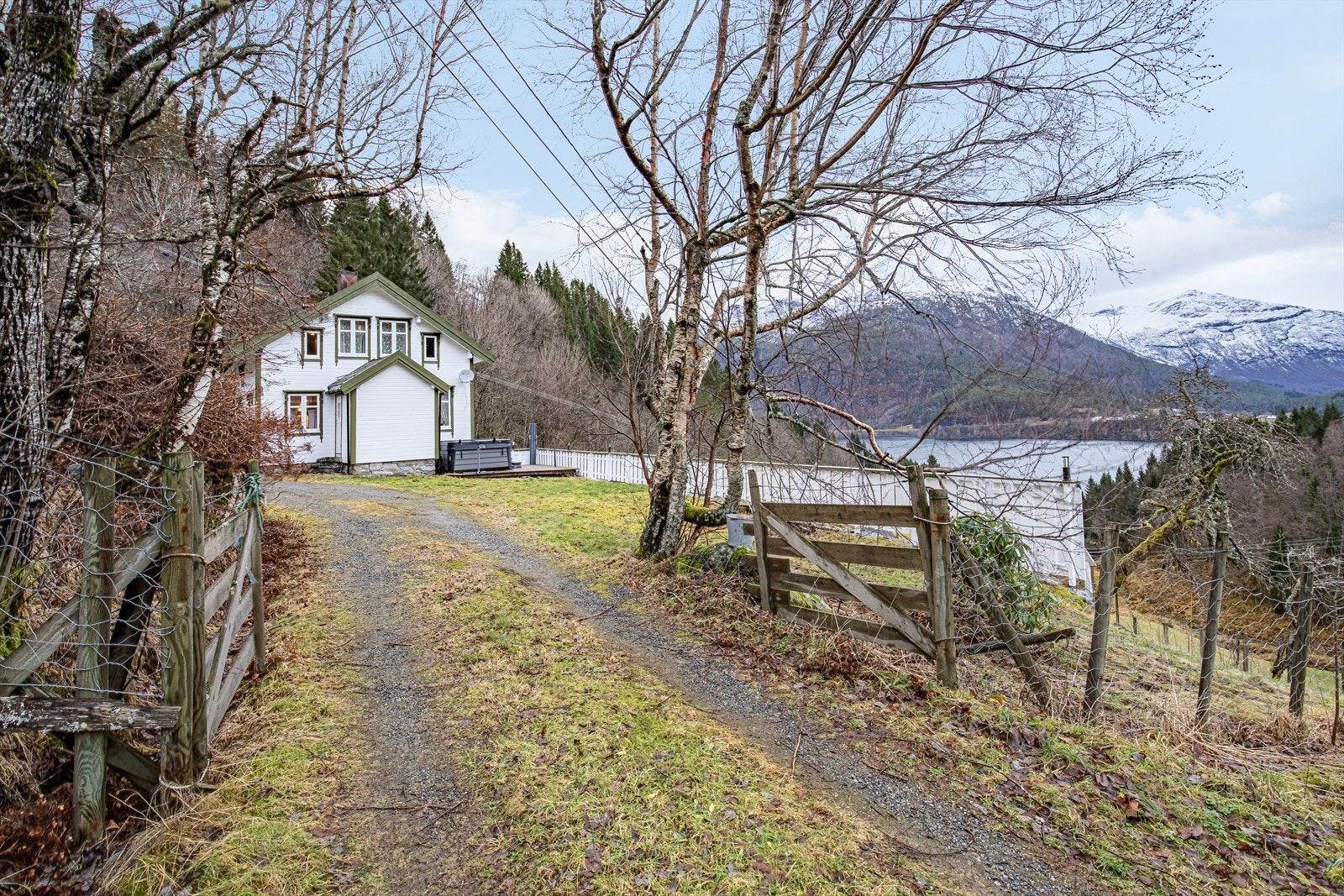 Tomten er inngjerdet, og med port til innkjørselen Galleribilde