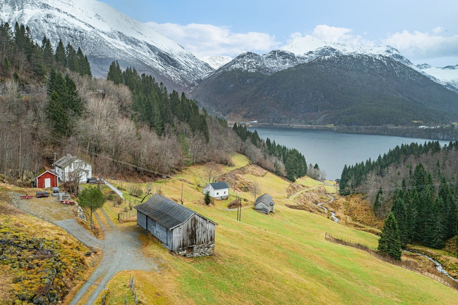 Eiendommen har flott beliggenhet i naturskjønne omgivelser Galleribilde