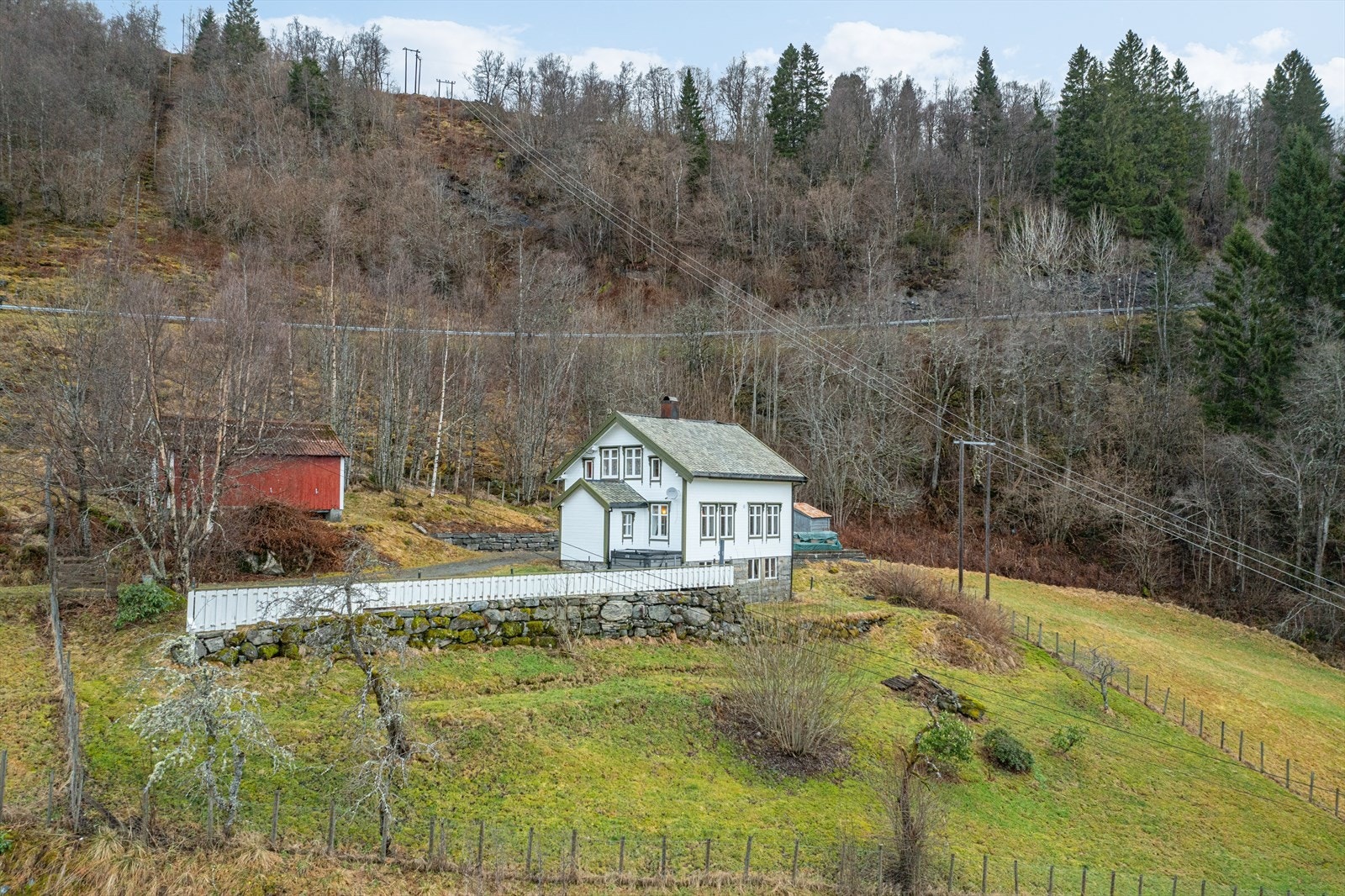 Gruset oppkjørsel med plass til flere biler Galleribilde