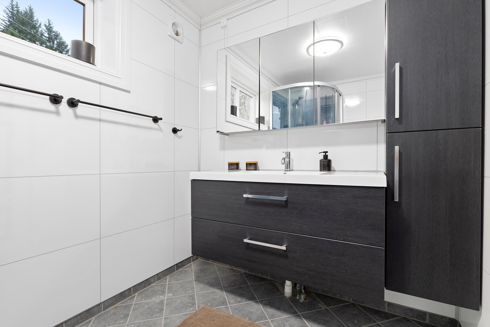 Bad med fin og praktisk baderomsinnredning Galleribilde