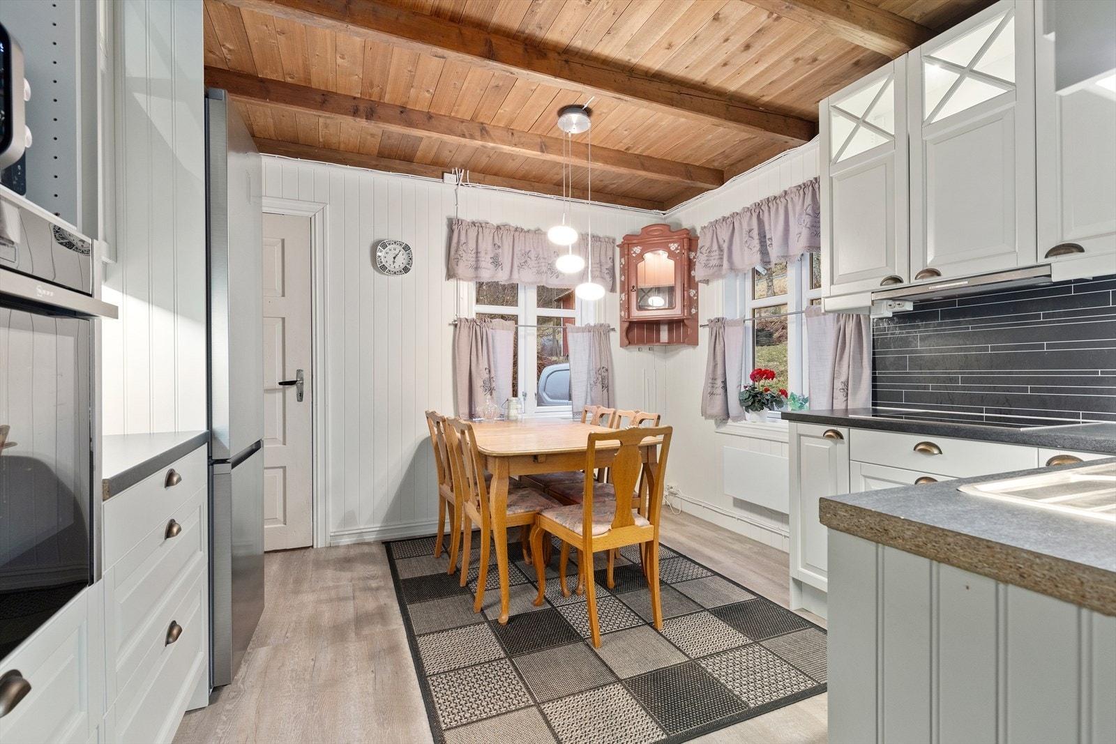 God plass til spisebord på kjøkkenet Galleribilde