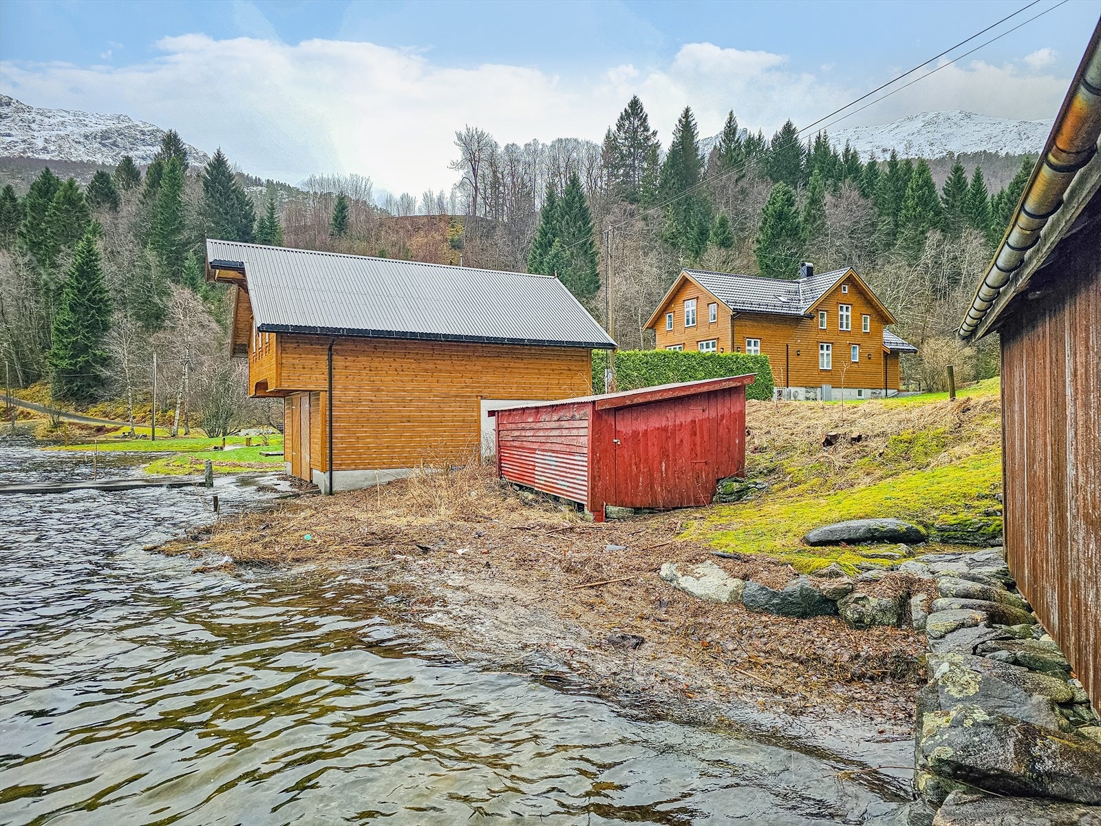 Lite naust ved sjøen Galleribilde