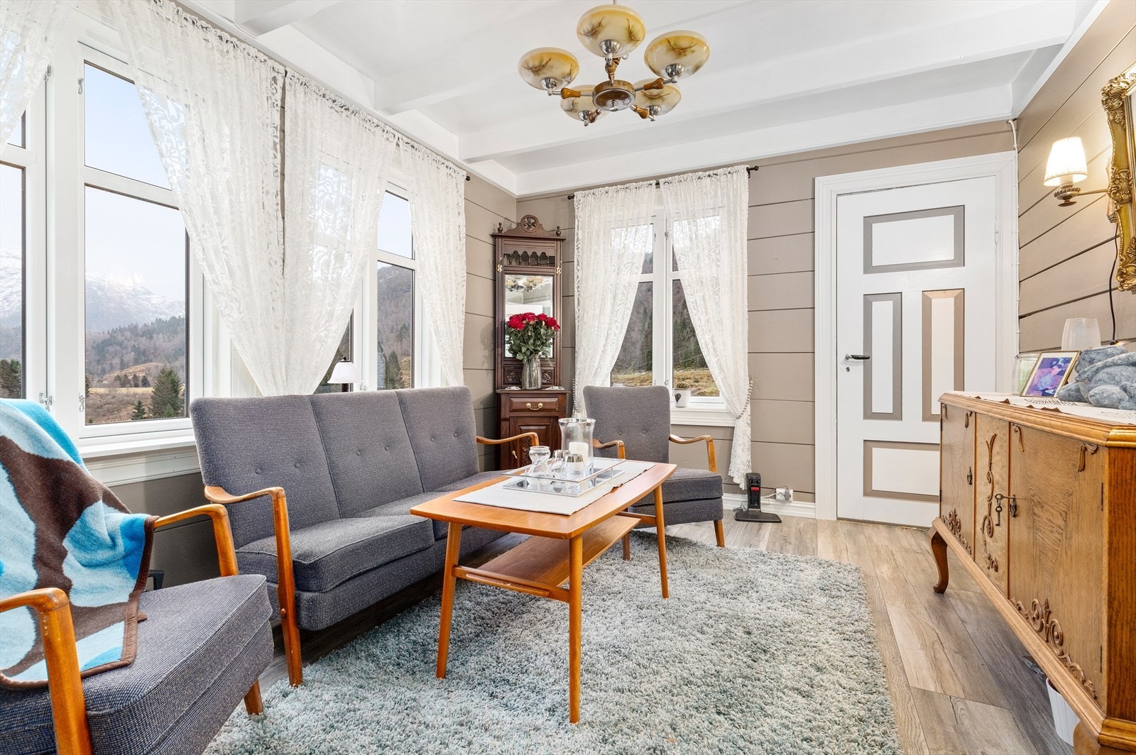 Stue med videre utgang til terrasse Galleribilde