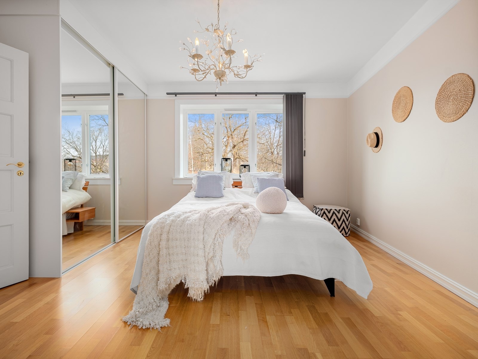 Stort soverom med speilskap som gir ekstra romfølelse. Galleribilde