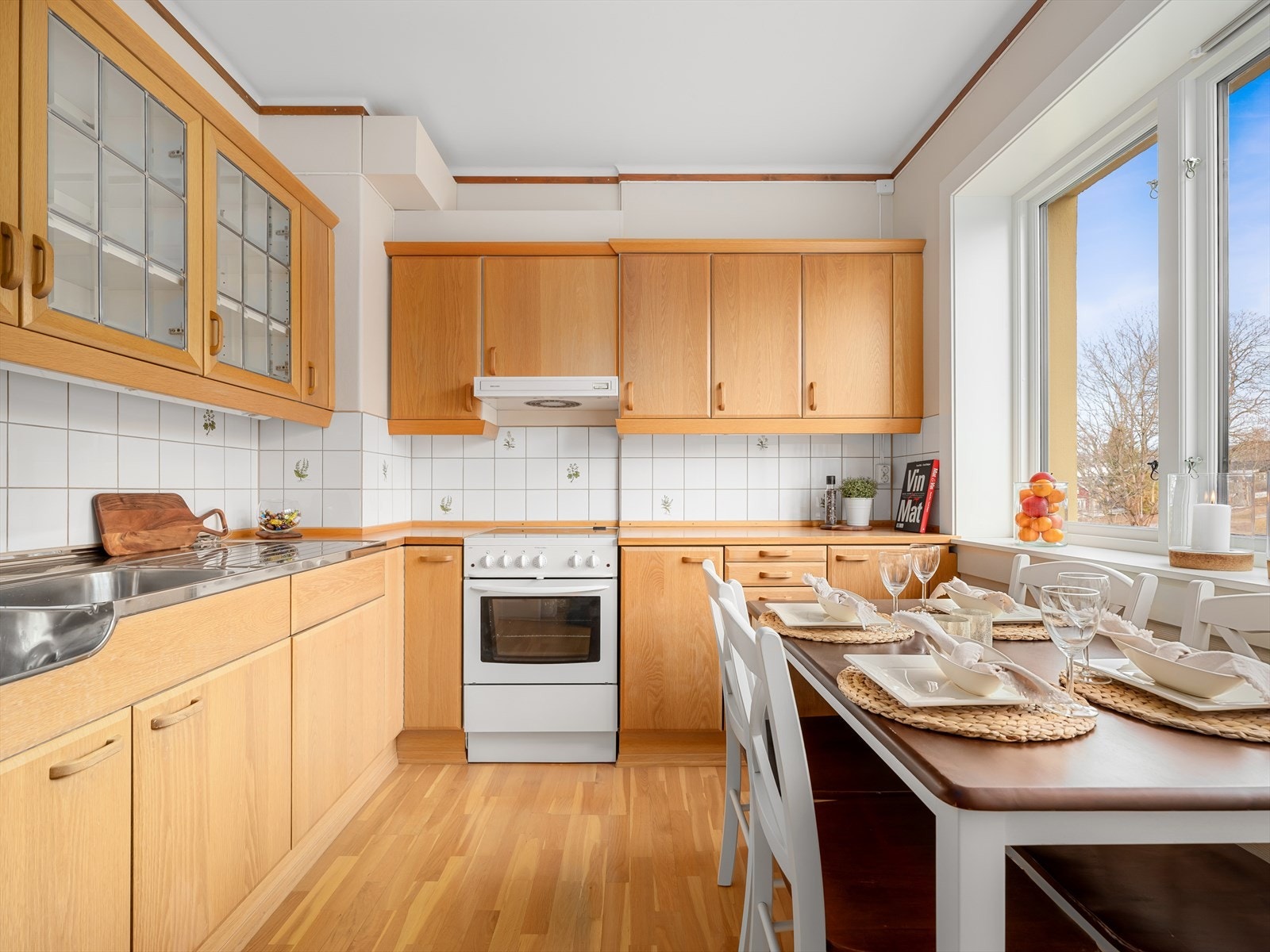 Funksjonelt kjøkken med rikelig skapplass. Galleribilde