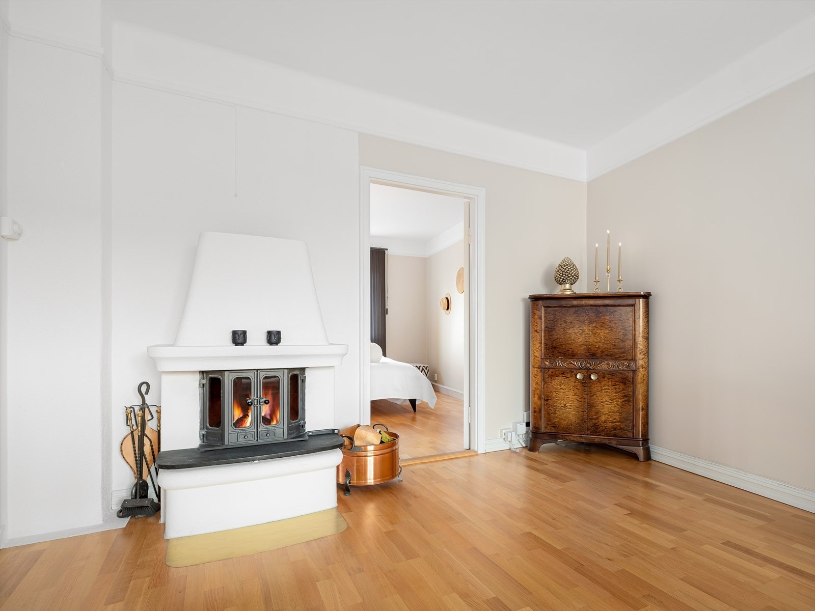 Koselig peis i stuen for kalde vinterkvelder. Galleribilde