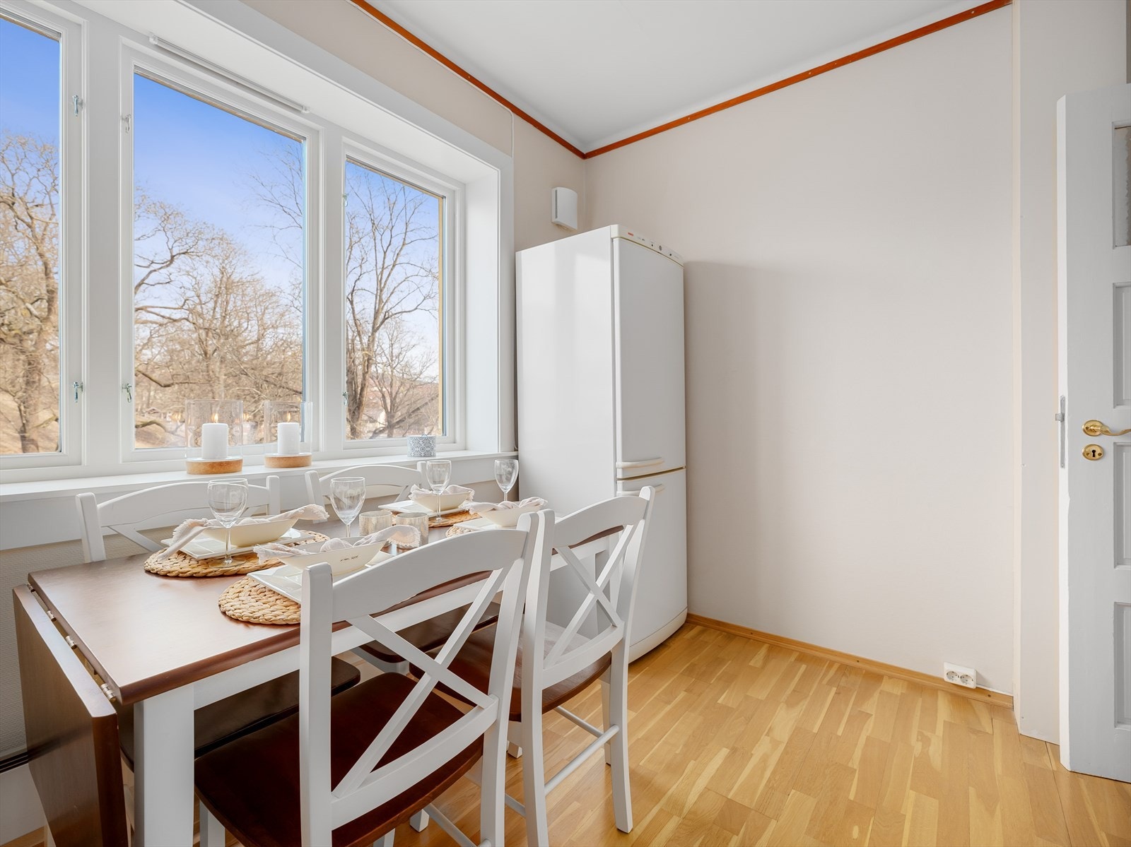 Lys og luftig spiseplass i kjøkkenet. Galleribilde