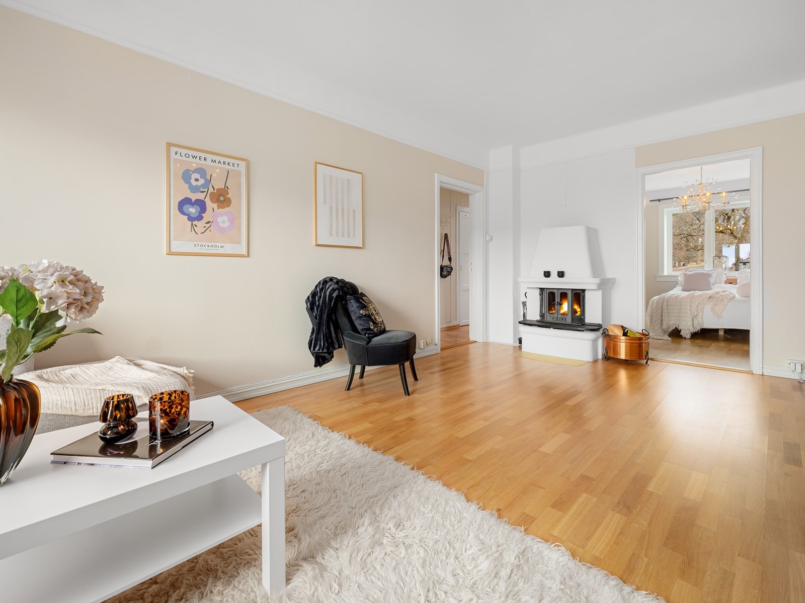 Åpen stue med plass til underholdning. Galleribilde