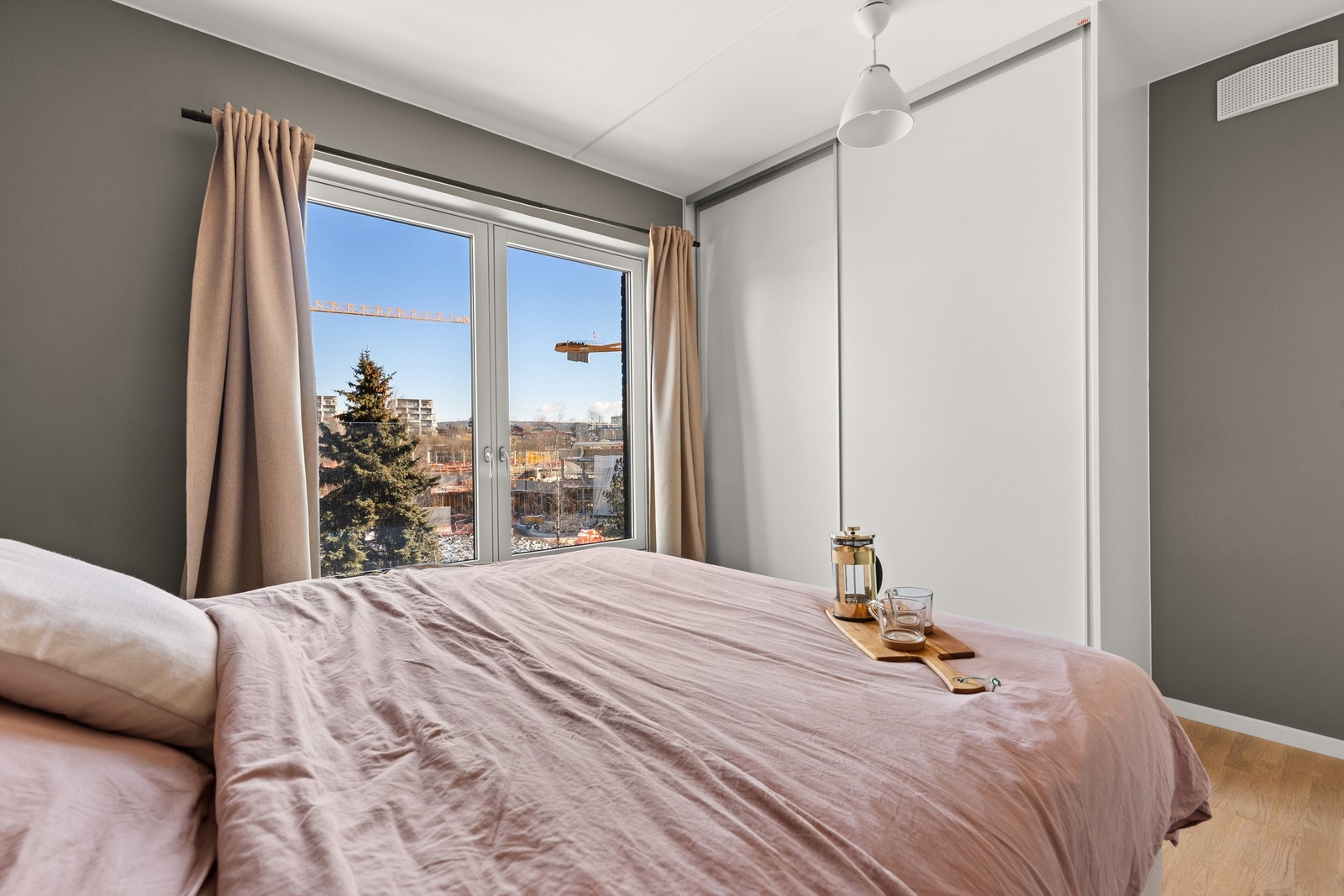 Soverommet har rikelig med oppbevaringsplass i skyvedørsgarderoben. Galleribilde