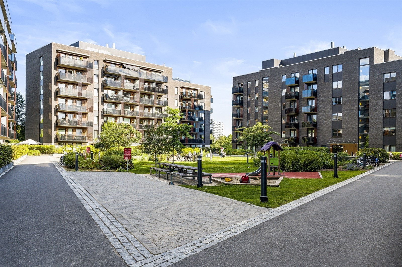 Flott uteområde som tilhører sameiet. Galleribilde