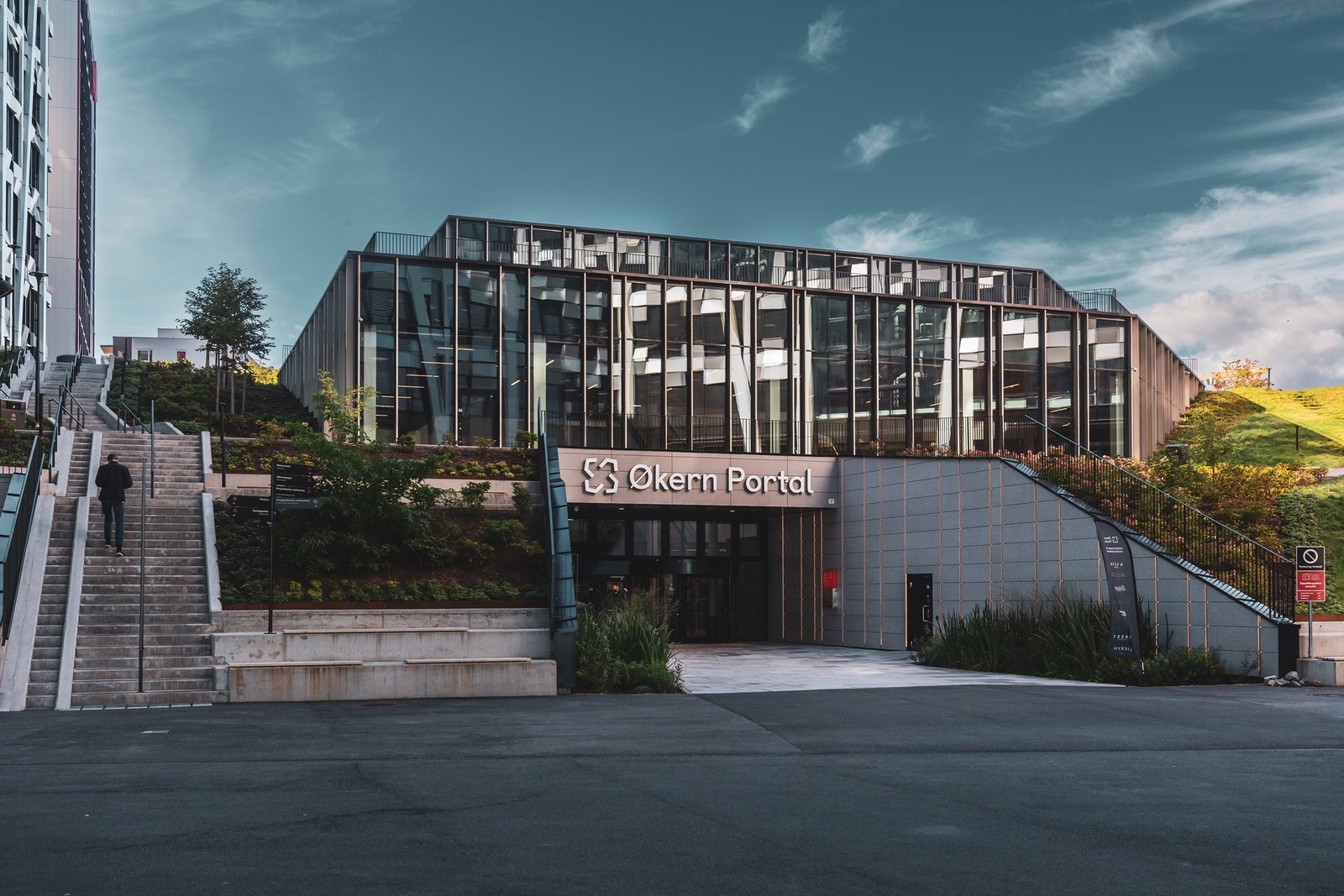 Ikke langt unna ligger Økern Portal. Her finner du Nord-Europas største spiselige takhage, ni unike spisesteder og kaffebarer, treningssenter, moderne arbeidsplasser, grøntarealer, tuftepark og mer. Galleribilde