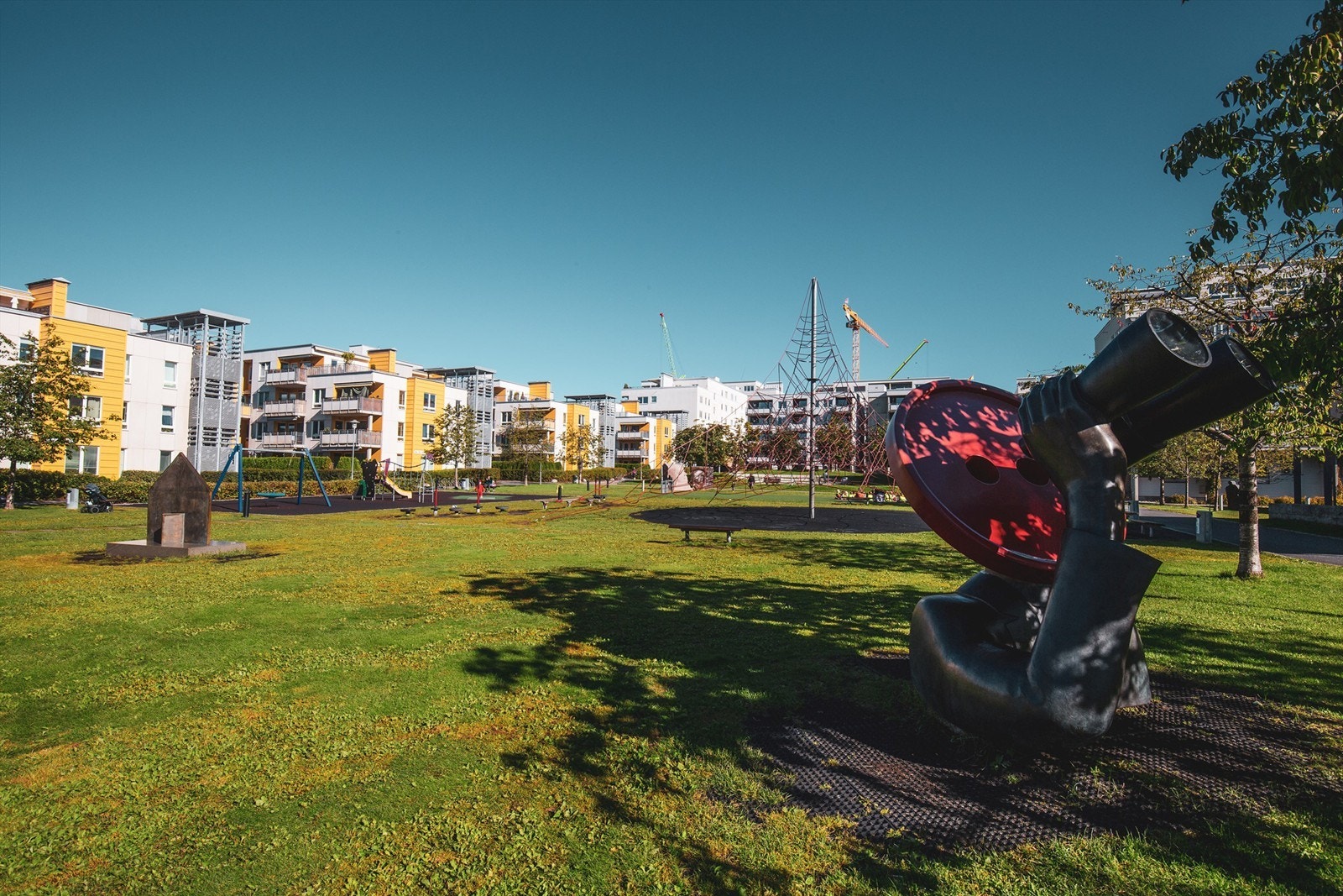 I Lørenparken og tilgrensende område er det utplassert 20 skulpturer som inngår i Peer Gynt-parken. Denne skulpturparken lar deg følge Henrik Ibsens drama Peer Gynt akt for akt. Galleribilde