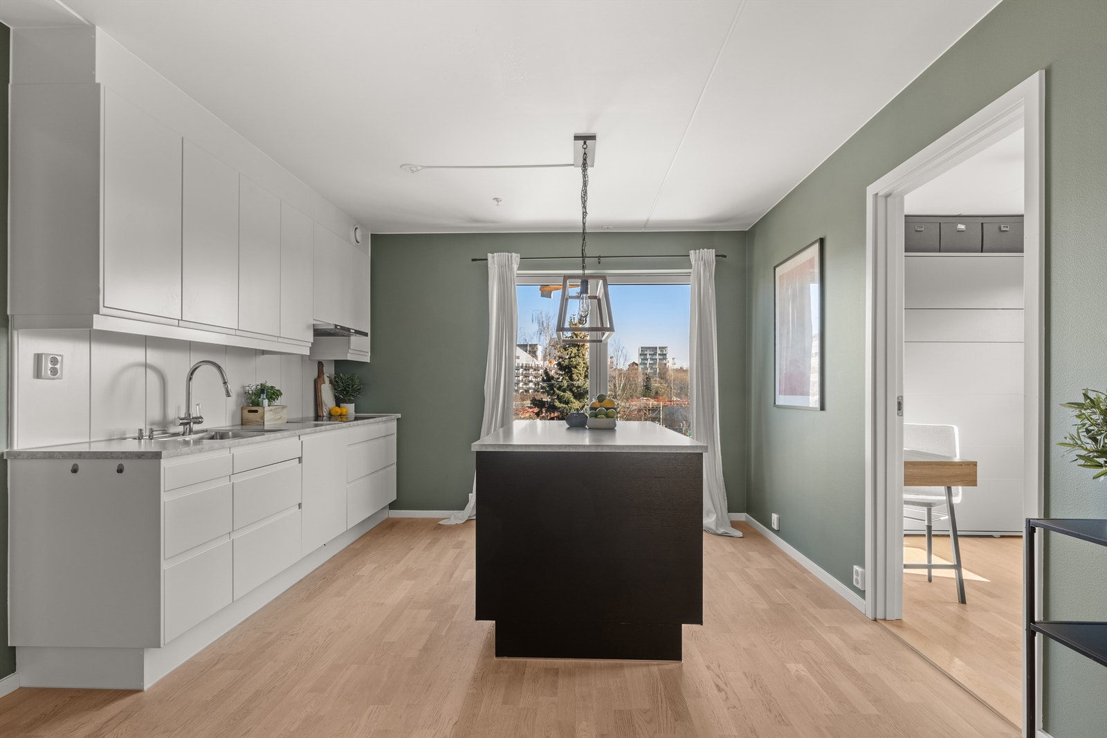 Elegant kjøkken med store østvendte vindusflater. Her skinner morgensola inn mens kaffen brygger. Galleribilde