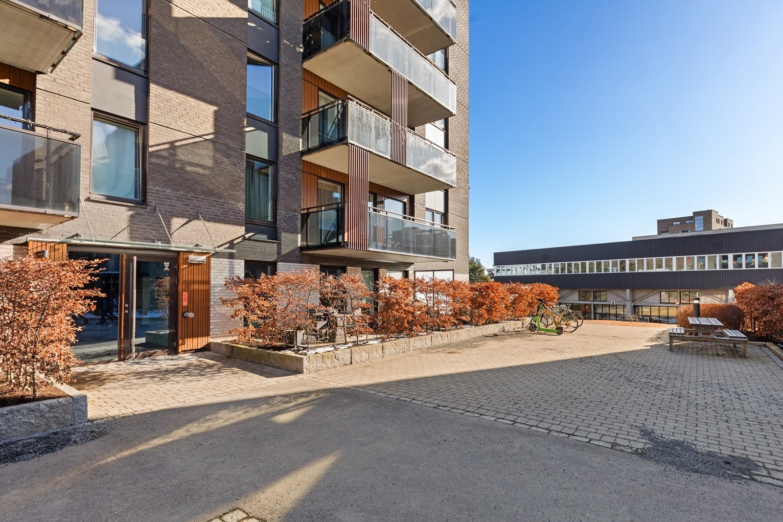 Pent opparbeidet inngangsparti til bygget. Galleribilde