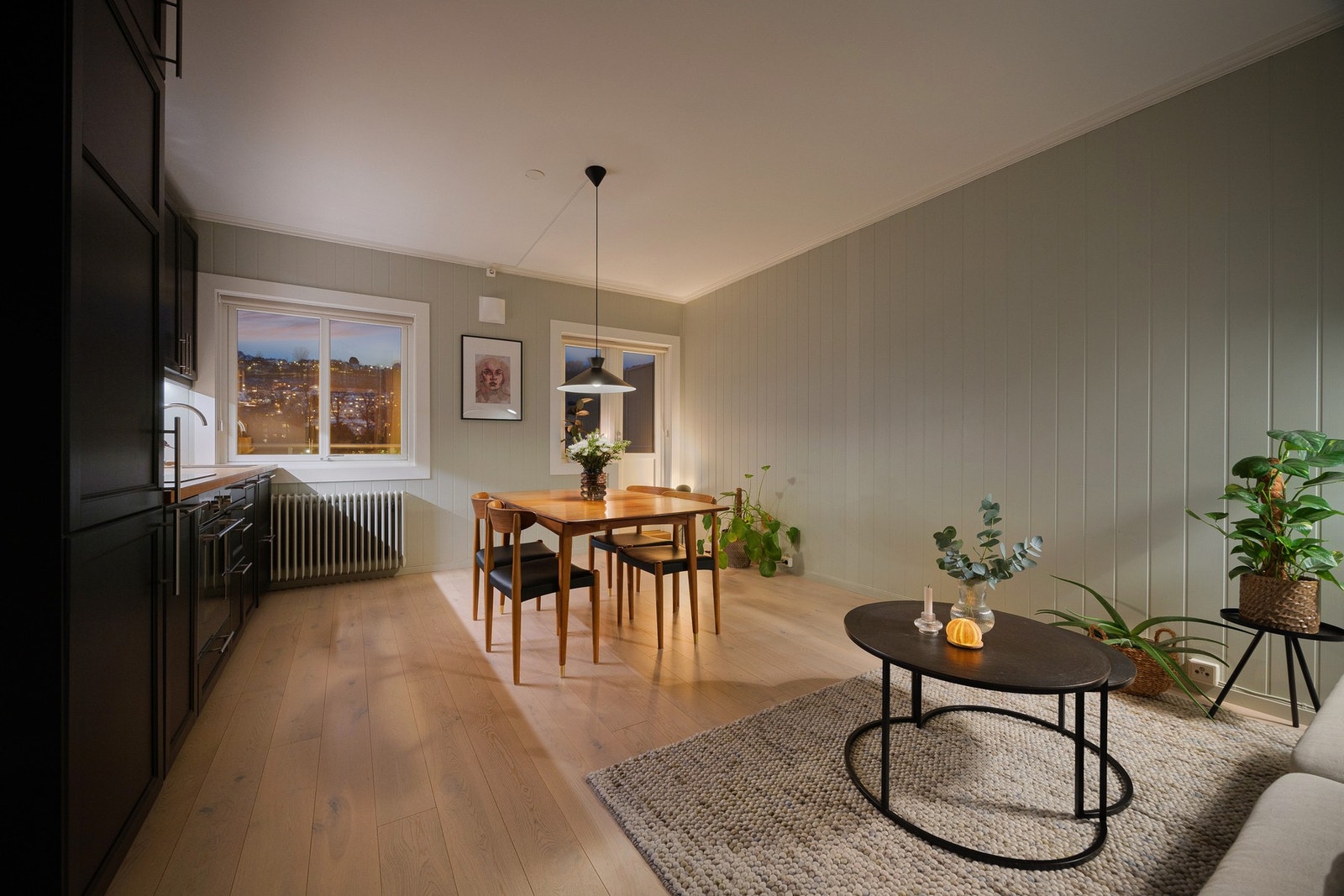 1-stav hvitlakkert parkett på gulv. Galleribilde