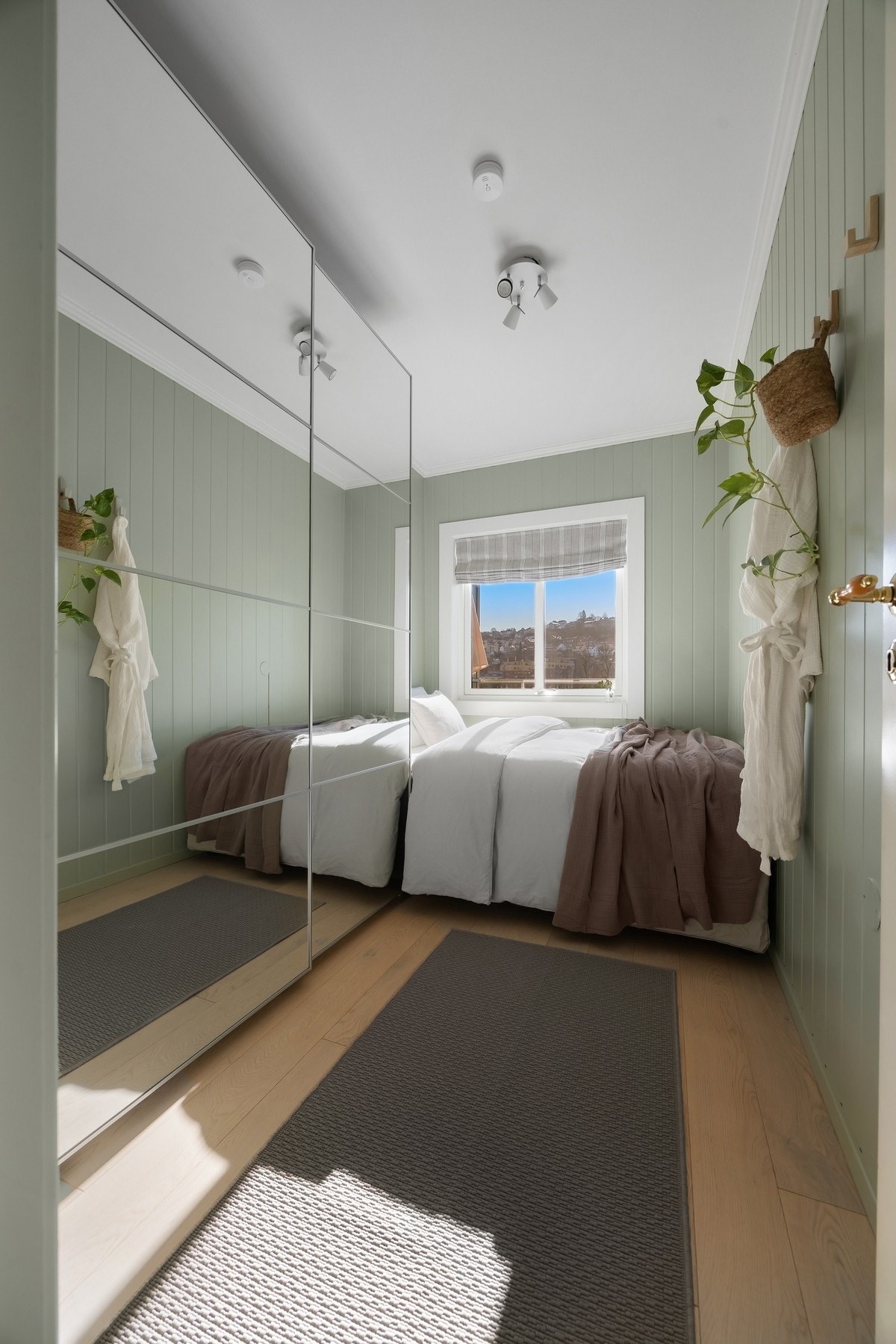 Romslig soverom med god plass til seng og garderobeskap. Galleribilde