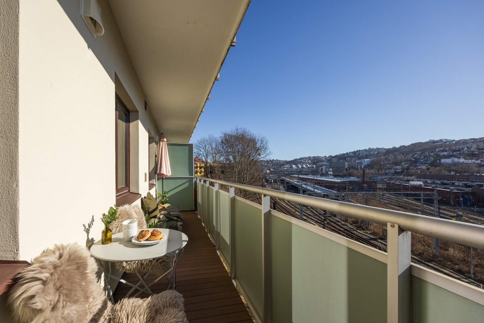 Romslig balkong med fantastisk utsikt over Ekebergskrenten og ned mot sjøen. Galleribilde