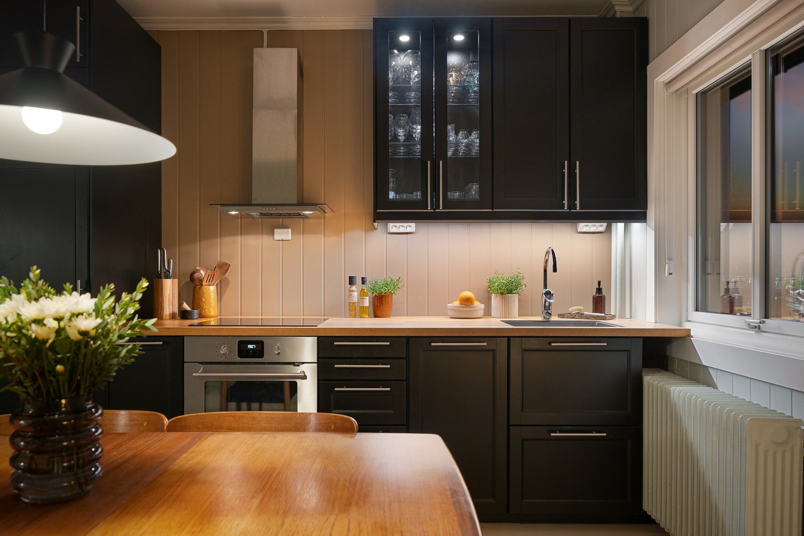 IKEA kjøkkeninnredning fra 2018 med profilerte fronter og laminat benkeplate. Galleribilde