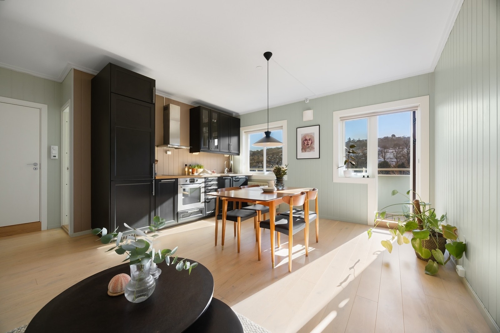 La oss ta turen ut på den solrike balkongen! Galleribilde