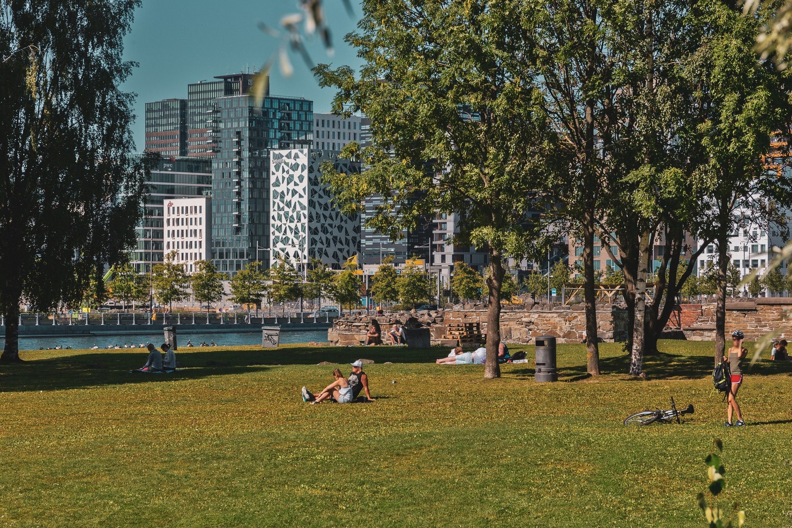 Nærområdet - Middelalderparken ligger et steinkast fra boligen, og blir som et knutepunkt mellom Gamlebyen og Bjørvika. Galleribilde