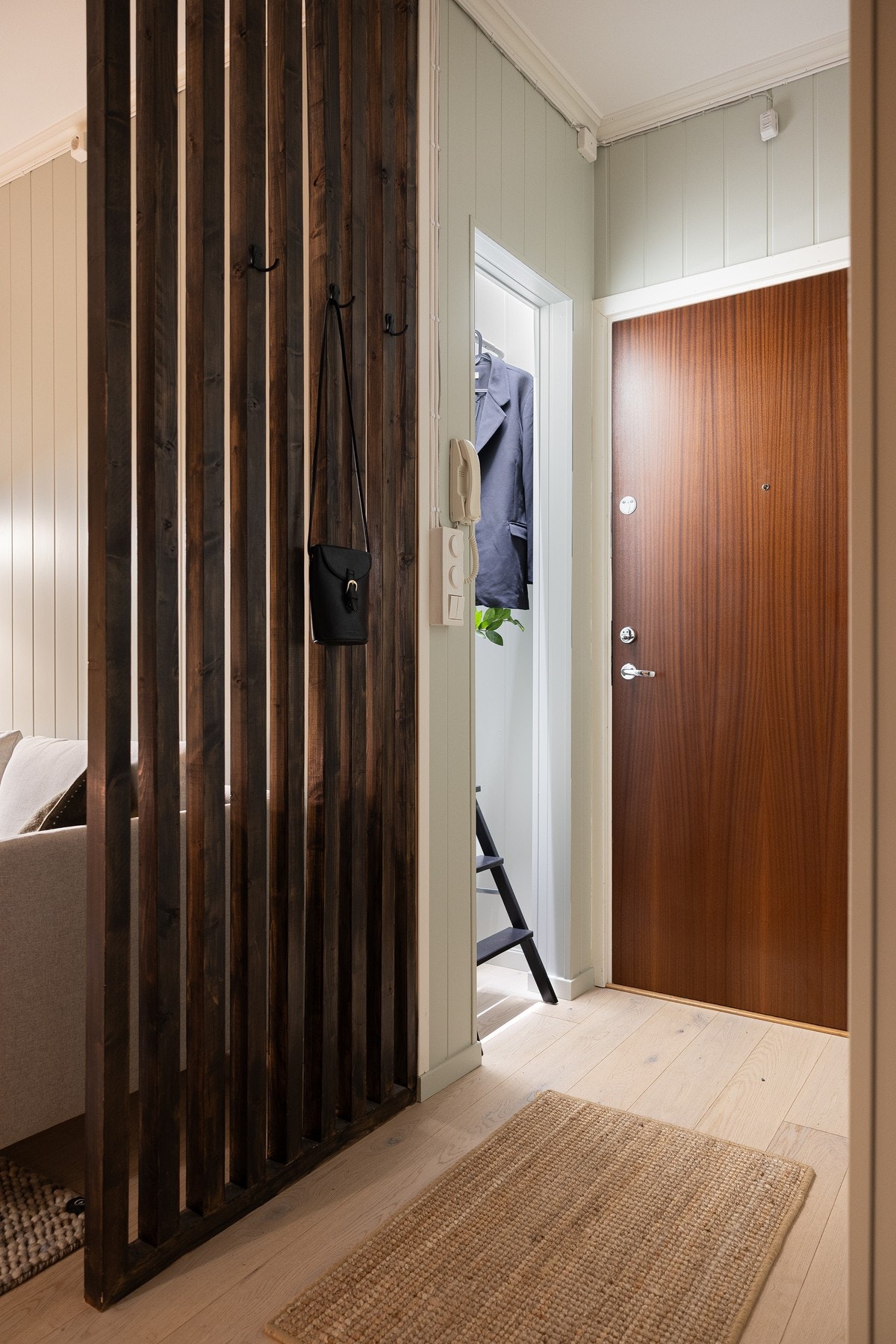 Praktisk kott for oppbevaring i entré. Galleribilde