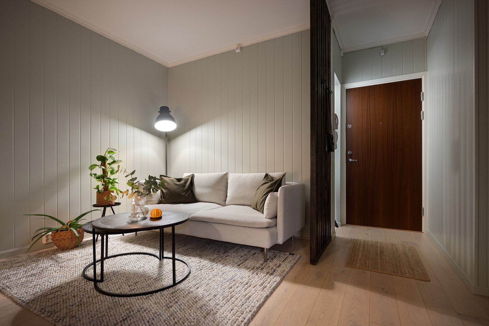 Stue og kjøkken i åpen løsning legger godt til rette for hyggelige, sosiale sammenkomster. Galleribilde