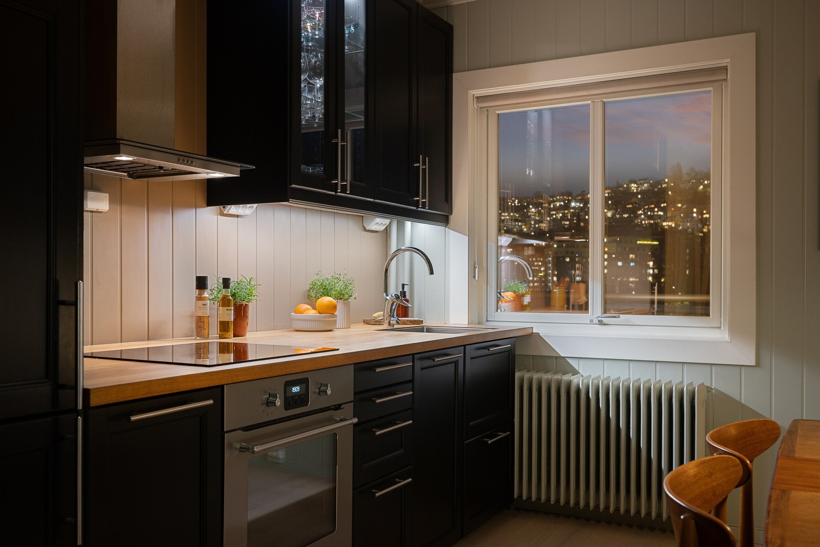 Integrert i kjøkkeninnredning har du stekeovn, induksjonstopp, oppvaskmaskin, kjøl- og fryseskap. Galleribilde