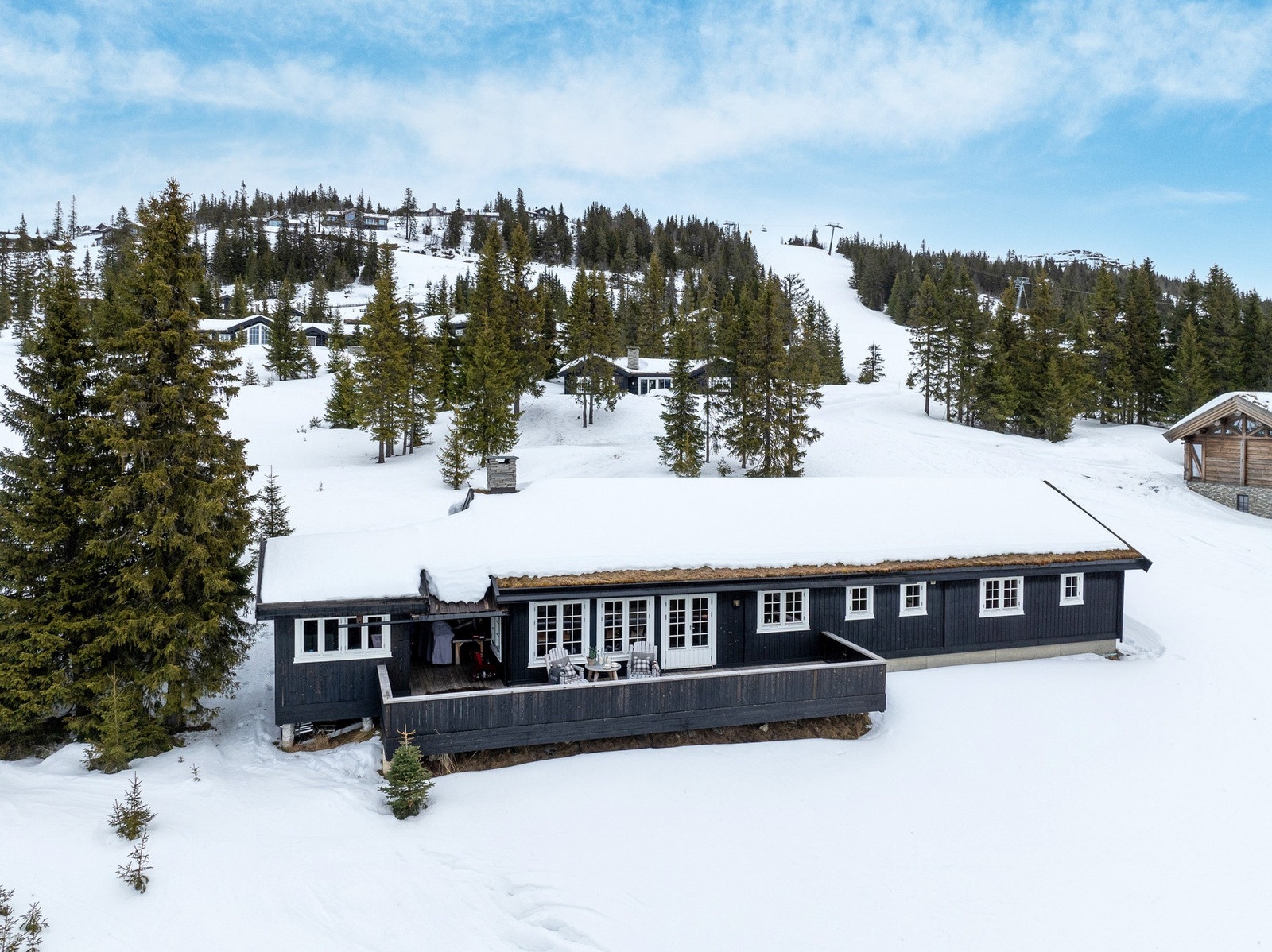 PrivatMegleren Lillehammer v/ megler Stig Svartor ønsker velkommen til denne flotte hytta beliggende tett inntil bakken på Kvitfjells vestside. Galleribilde